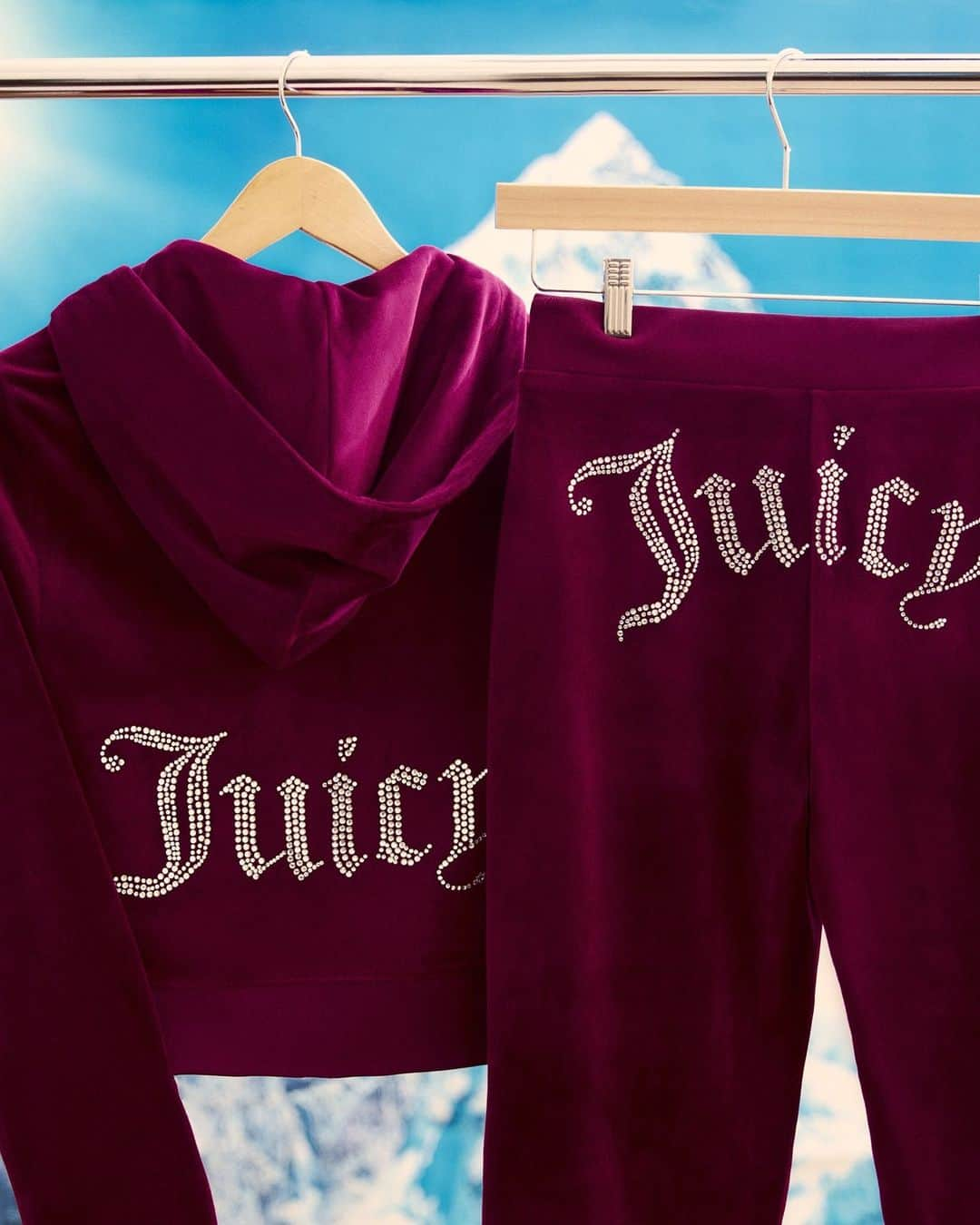 ジューシークチュールのインスタグラム：「The perfect holiday present is just one click away! #JuicyCouture」