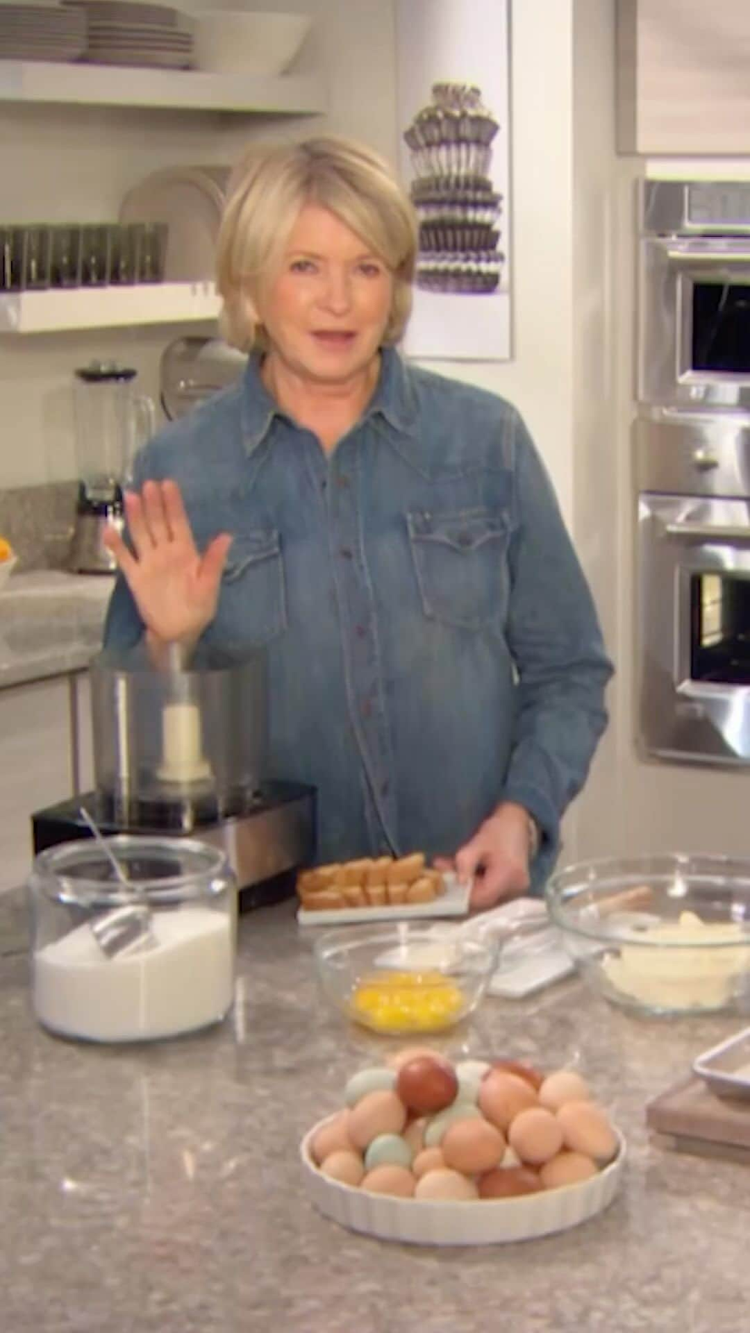 マーサ・スチュワートのインスタグラム：「Martha’s tiramisu recipe is a classic take on the no-bake Italian dessert. She even makes her own ladyfinger cookies (opt for store-bought if you prefer). Some tiramisu recipes only use egg yolks in the mascarpone filling (some skip the raw eggs altogether). Martha uses whole eggs, adding the yolks first, then whipping the whites and folding them into the mascarpone mixture. The result is a lighter, fluffier filling to layer with espresso-soaked ladyfingers. Get the recipe at the link in our bio.」