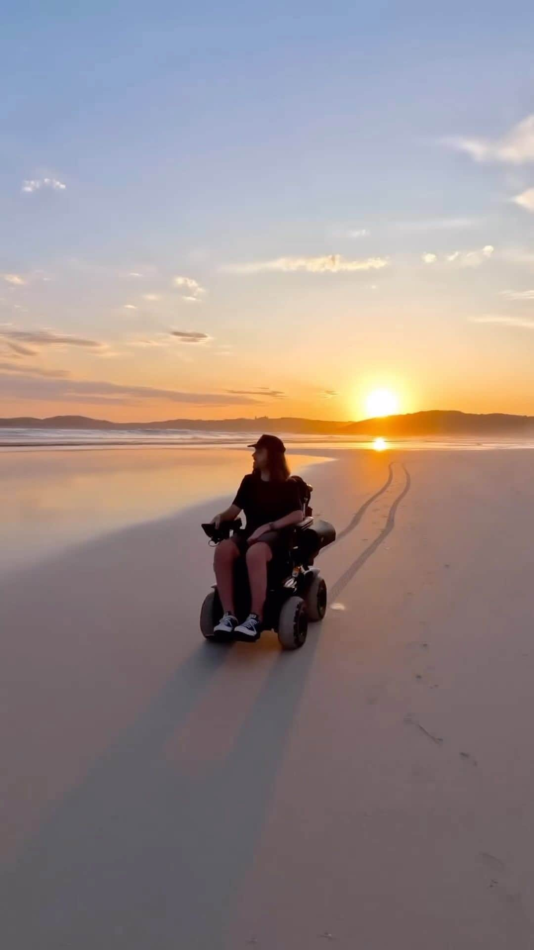 Australiaのインスタグラム：「#GoldenHour is our favourite hour 💛✨ @jaimenhudson sure knows how to capture the beauty of the @visitesperance coastline in @westernaustralia 🙌 Aside from breathtaking beaches and glorious sunsets, this stunning part of the world is home to an abundance of #wildlife and unique scenery. Spot playful dolphins and whales with @esperancecruises, lounge on white sand with kangaroos at #LuckyBay, then join @helispirit to soar over a natural pink lake - fit for #BarbieLand 🎀  🎥: @jaimenhudson   📍: #Esperance, @westernaustralia - home to the Nyungar and Ngadju people.   #SeeAustralia #ComeAndSayGday #WATheDreamState #GoldenOutback #VisitEsperance  ID: A man drives along a flat, sandy beach in a motorised wheelchair as waves gently roll into shore and the sun sets over hills on the horizon behind him.」