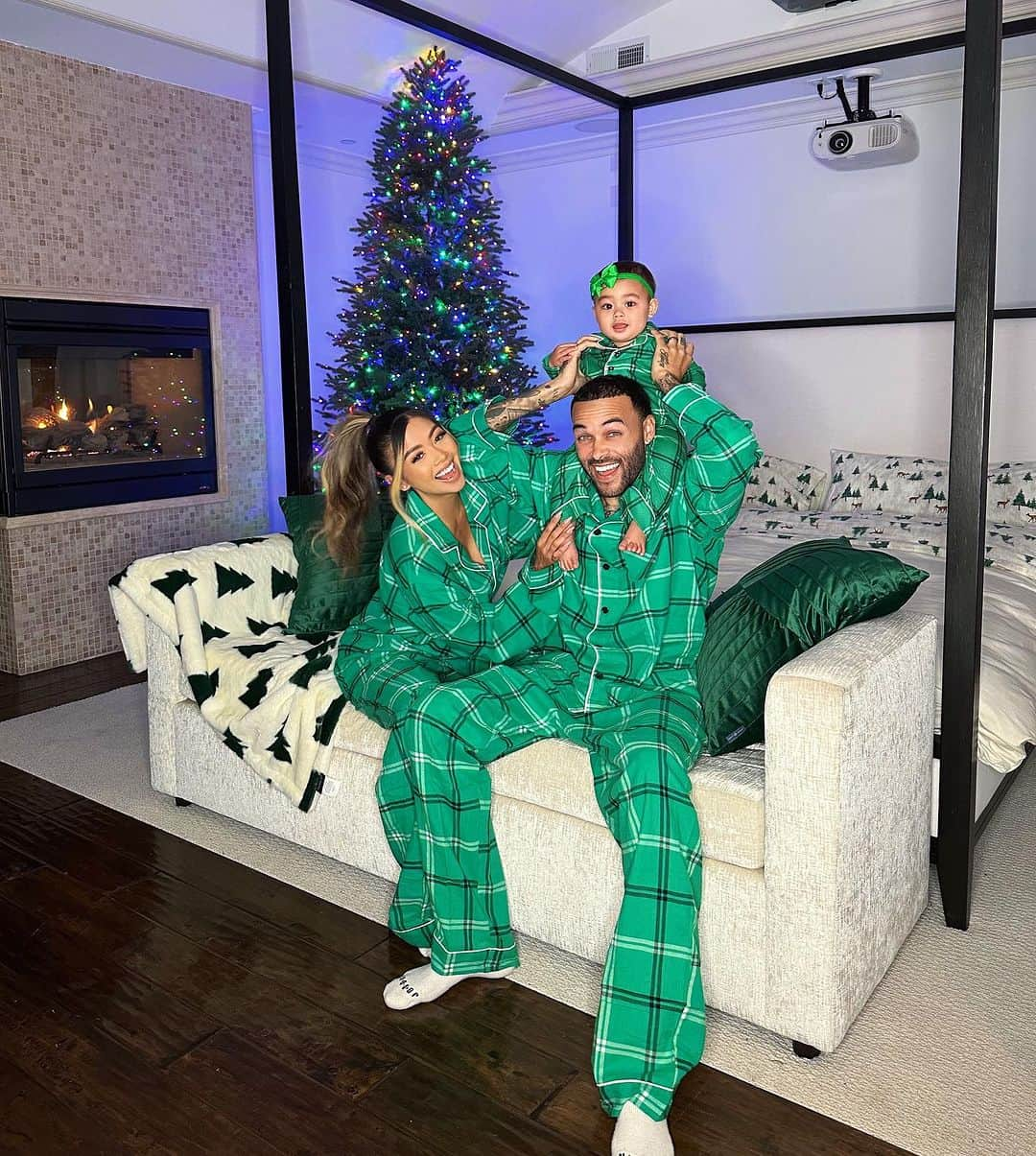 リアン Vさんのインスタグラム写真 - (リアン VInstagram)「Christmas pajamas all month 💚 @wearethebenjamins」12月4日 3時58分 - lianev