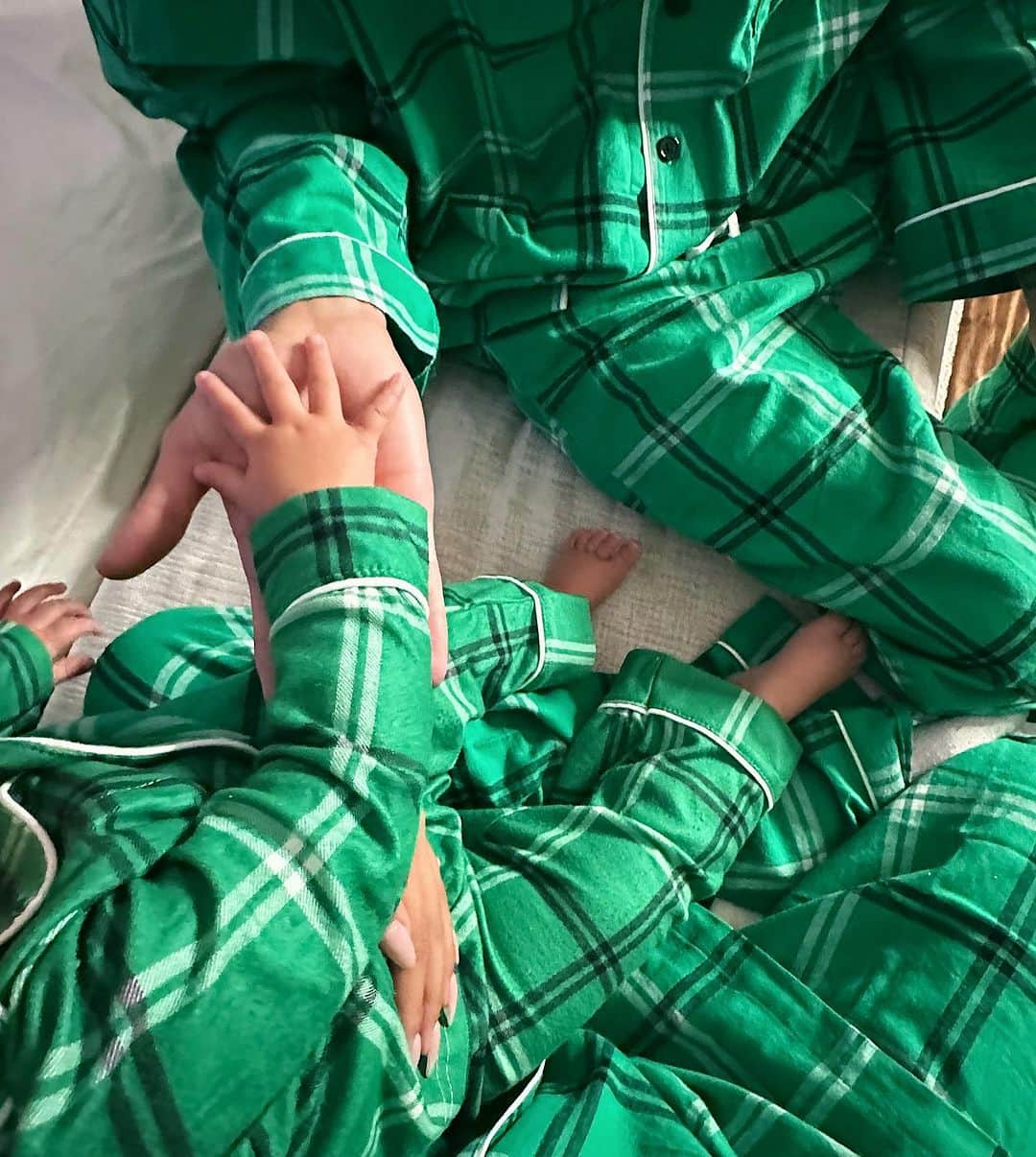 リアン Vさんのインスタグラム写真 - (リアン VInstagram)「Christmas pajamas all month 💚 @wearethebenjamins」12月4日 3時58分 - lianev