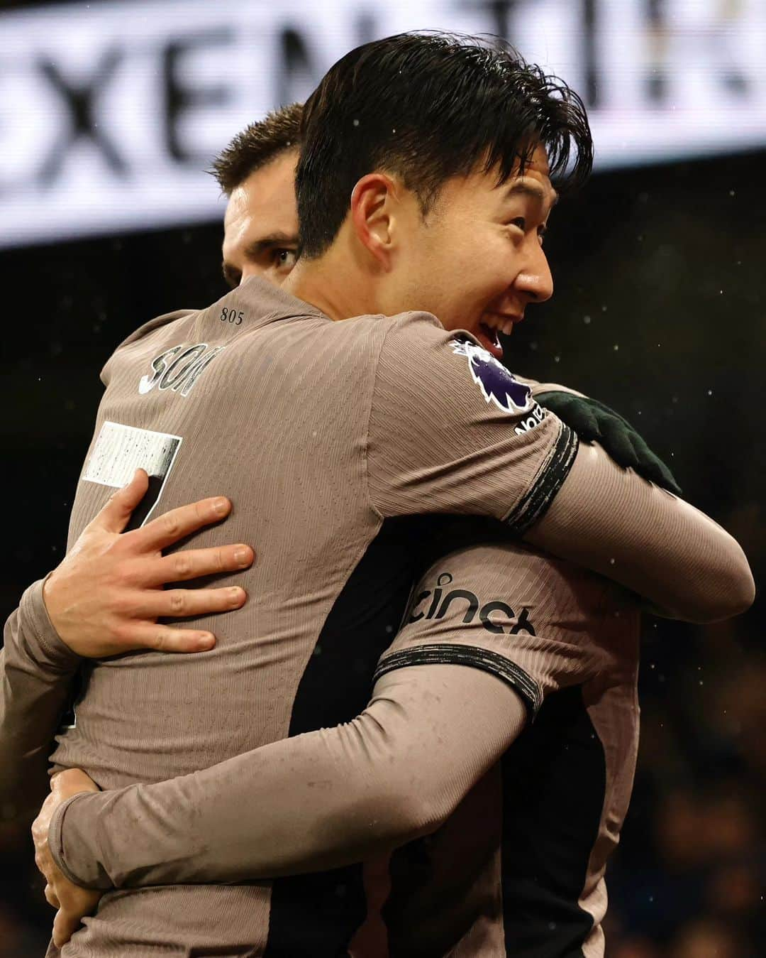 ソン・フンミンのインスタグラム：「We are a team of fighters and we showed our character today, all fighting until the final whistle together. An important point at a tough place to play. COYS! 🤍」