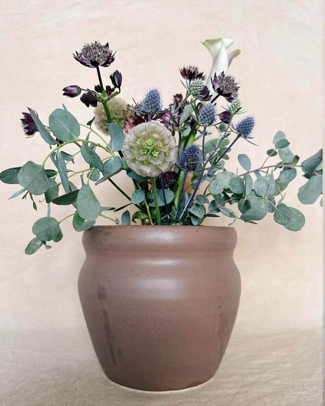 レイチェルパリーのインスタグラム：「There are a few ceramics pieces left on our site - they are also eligible for our 40% off sale!  This is one of my personal favorites!」