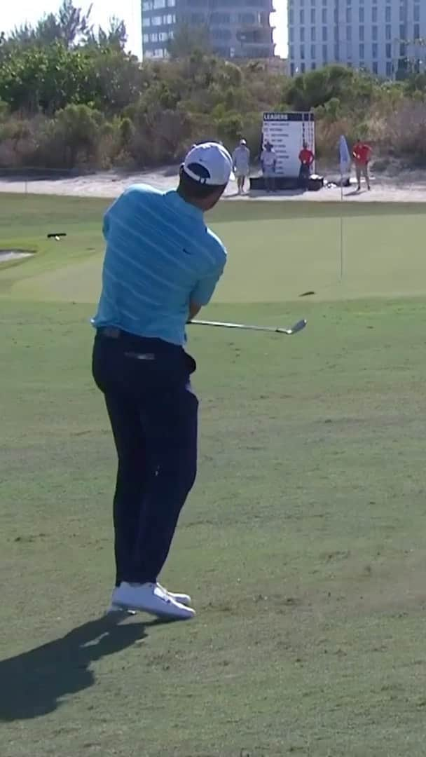 チョン・インジのインスタグラム：「Scottie Scheffler makes birdie after a high-speed eagle attempt directly at the flagstick. 😅  📺: NBC & @peacock | #HeroWorldChallenge」