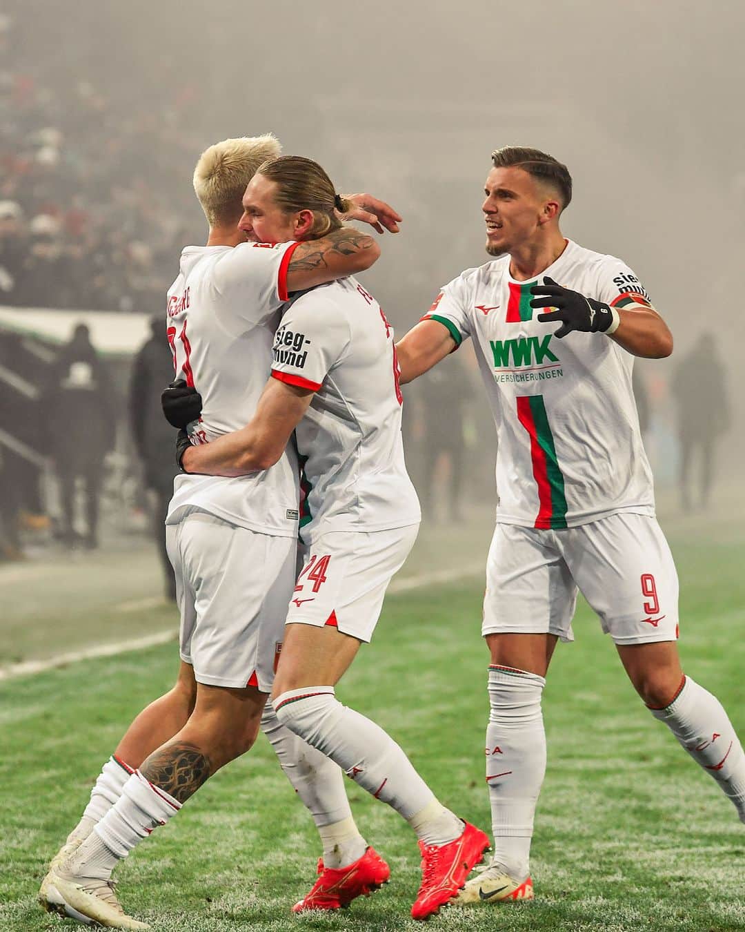 FCアウクスブルクのインスタグラム：「45' Halbzeit! ✊ Bei -11 Grad bringt Jensen den #FCA 1:0 in Führung! 🇫🇮 🙌   #FCASGE #FCA1907 #fcaugsburg」