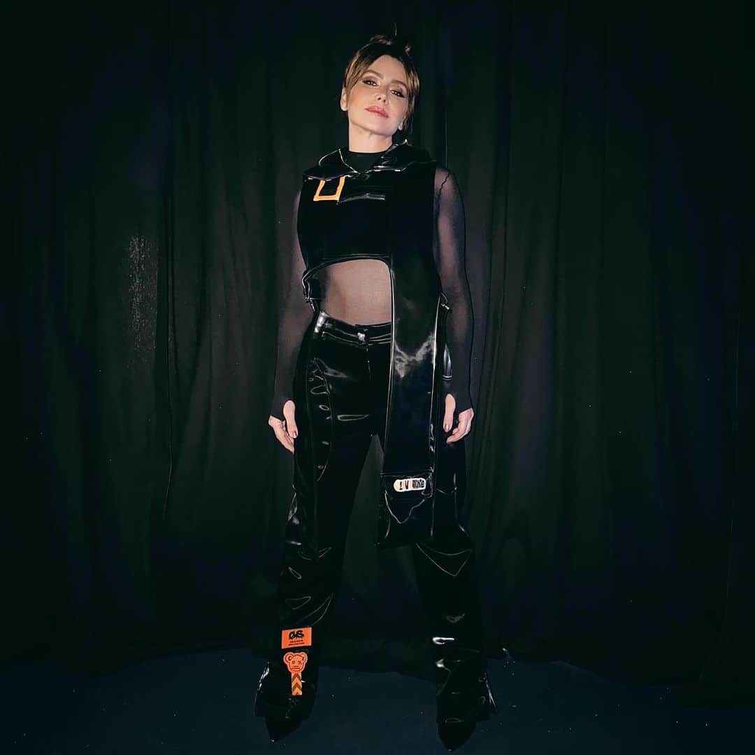 Giovanna Antonelliさんのインスタグラム写真 - (Giovanna AntonelliInstagram)「@ccxpoficial divulgando nossa novela nova ‘Beleza Fatal’!!❤️‍🔥 @hbomaxbr #ccxp23   Stylist: @erickmaia  Prod Moda: @luexquisitah  Make: @kelfurman  Hair: @cris.s.carvalho  Produção: @marinag.oliveira」12月4日 4時27分 - giovannaantonelli