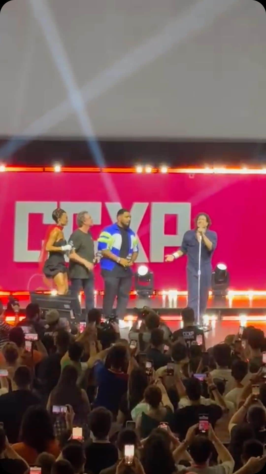 Hugo Glossのインスタグラム：「HEY, BROTHERS! Paulo Ricardo subiu ao palco da #CCXP23, durante o painel do @globoplay, para apresentar a nova versão de “Vida Real”, tema do Big Brother Brasil. Para a edição de 2024 do reality, o cantor se uniu ao DJ Alok, que fez um remix do hit. BBB vai ter muito tuts tuts ano que vem, hein?! Ansiosos?」