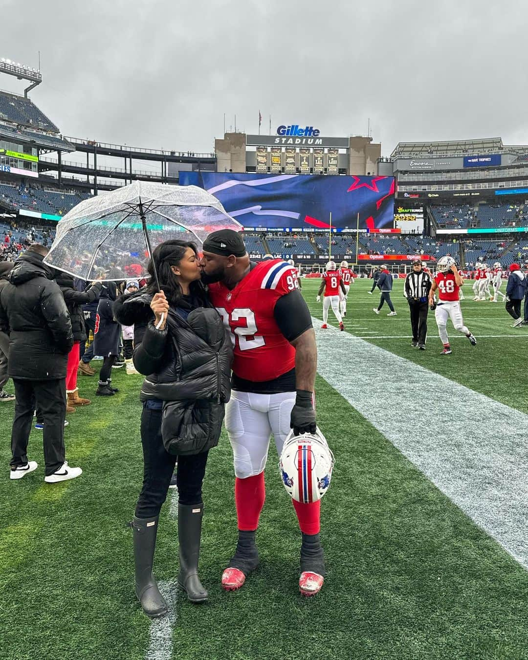 シャネル・イマンさんのインスタグラム写真 - (シャネル・イマンInstagram)「Rain or shine Good Luck kiss before the game 💋 Let’s go Daddy @chauxdown #92 #pats」12月4日 4時47分 - chaneliman