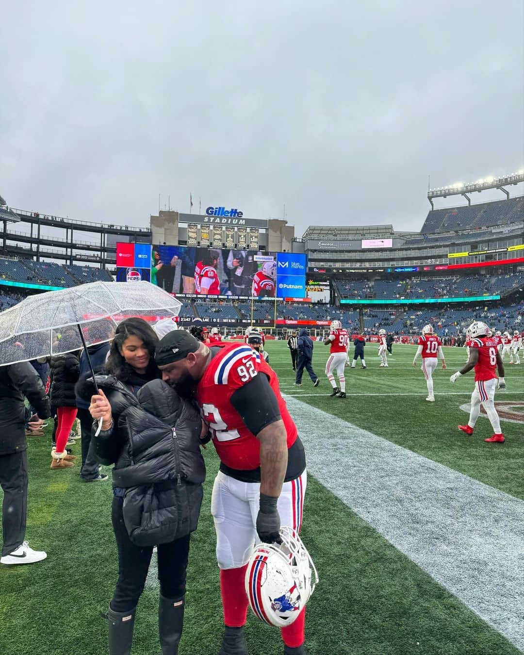 シャネル・イマンさんのインスタグラム写真 - (シャネル・イマンInstagram)「Rain or shine Good Luck kiss before the game 💋 Let’s go Daddy @chauxdown #92 #pats」12月4日 4時47分 - chaneliman