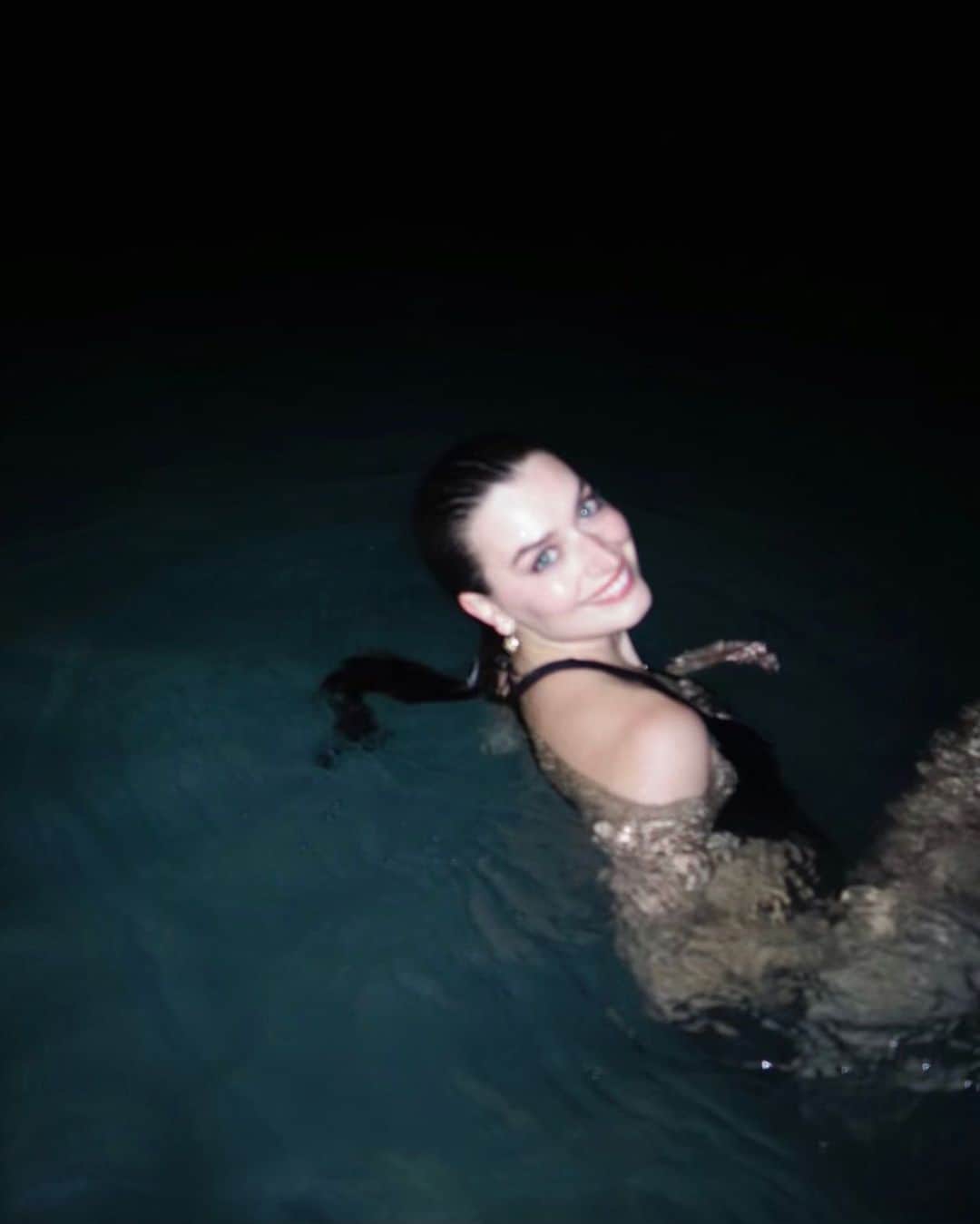 ジェシカ・ジェーン・クレメントさんのインスタグラム写真 - (ジェシカ・ジェーン・クレメントInstagram)「Film cameras🤝the ocean at night」12月4日 4時47分 - jessicaclements