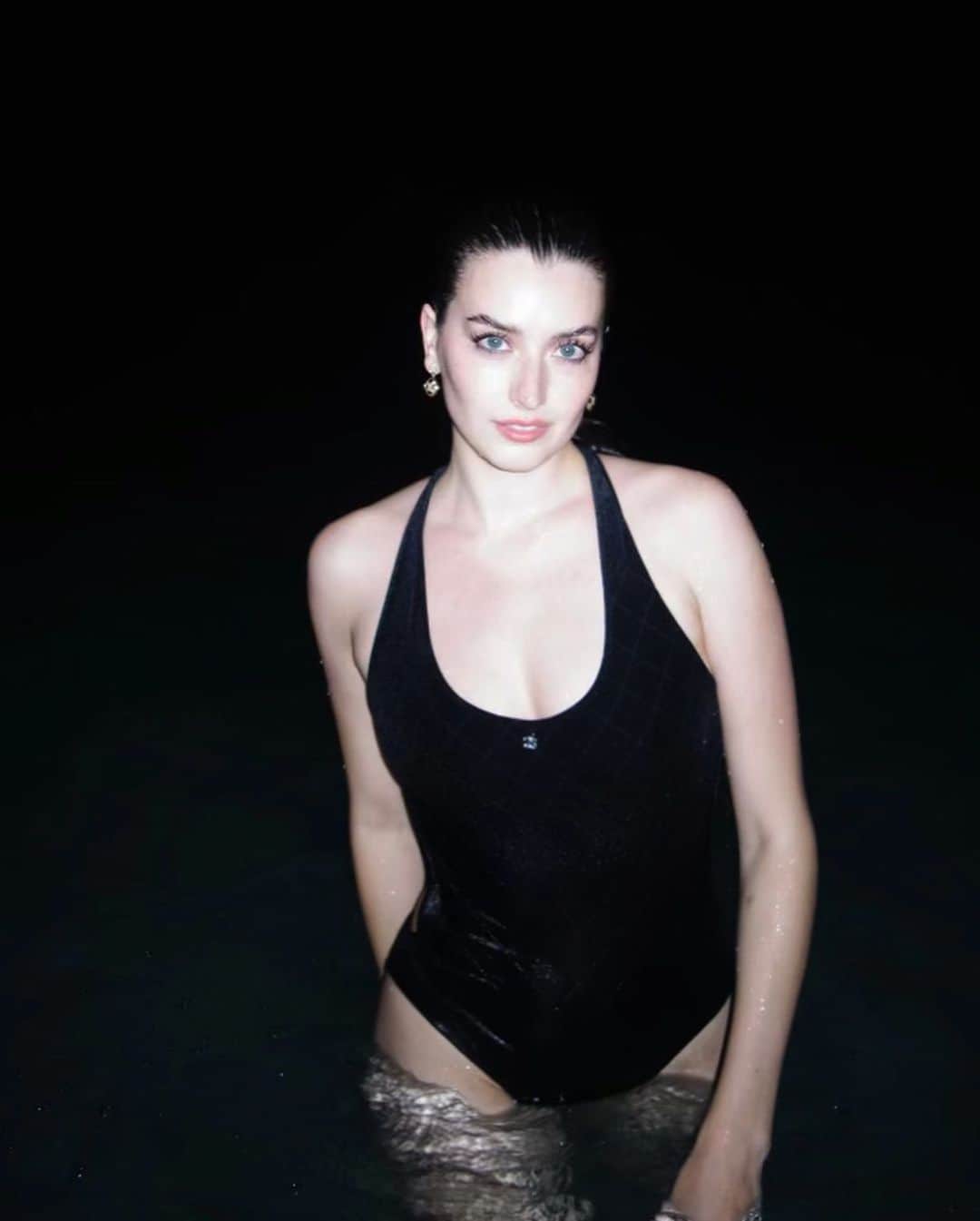 ジェシカ・ジェーン・クレメントのインスタグラム：「Film cameras🤝the ocean at night」