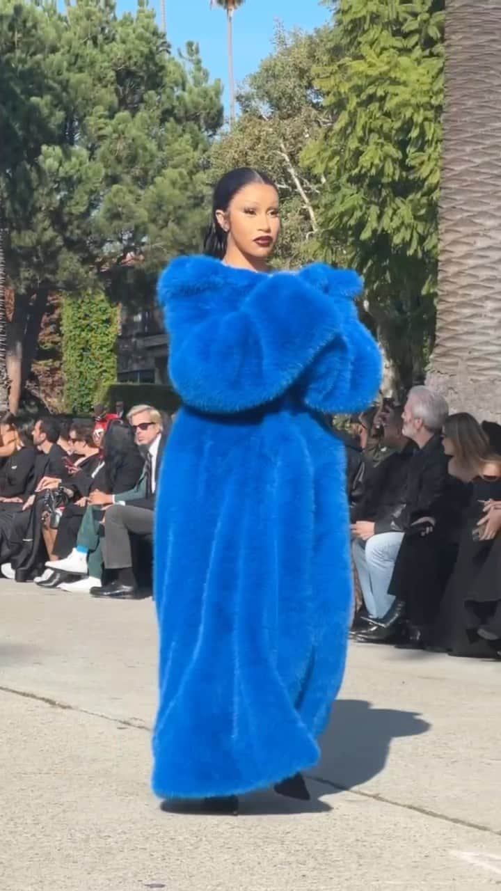 British Vogueのインスタグラム：「#CardiB made a runway appearance on the streets of Los Angeles yesterday, as the likes of #NicoleKidman, #KendallJenner and #KimKardashian watched on from the front row for @Balenciaga’s  pre-fall 2024 show.」