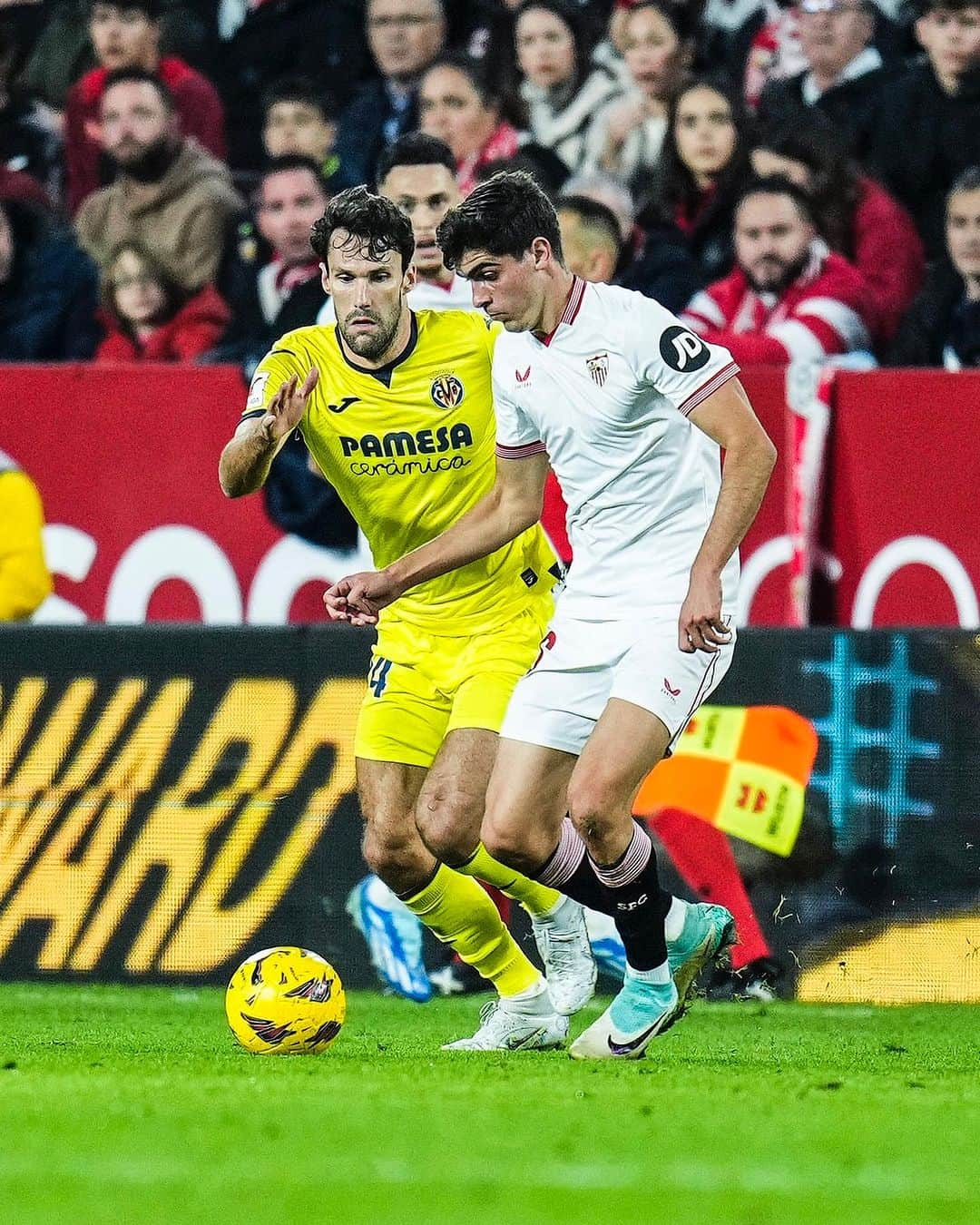 セビージャFCのインスタグラム：「Un punto con sabor agridulce después de un partido muy disputado. A seguir trabajando, equipo.  A point that’s tough to take after a hard-fought match. Keep working, lads.  #WeareSevilla #NuncaTeRindas #SevillaFCVillarreal #sevillafc」