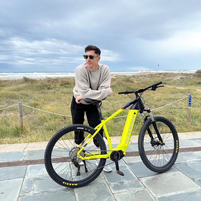 ロベルト・レヴァンドフスキさんのインスタグラム写真 - (ロベルト・レヴァンドフスキInstagram)「Cycling is the perfect blend of exercise and joy! Tag your favorite biking buddy and plan your next adventure together!  @sm_stormbikes   #stormalwaysahead #paidpartnership」12月18日 23時15分 - _rl9