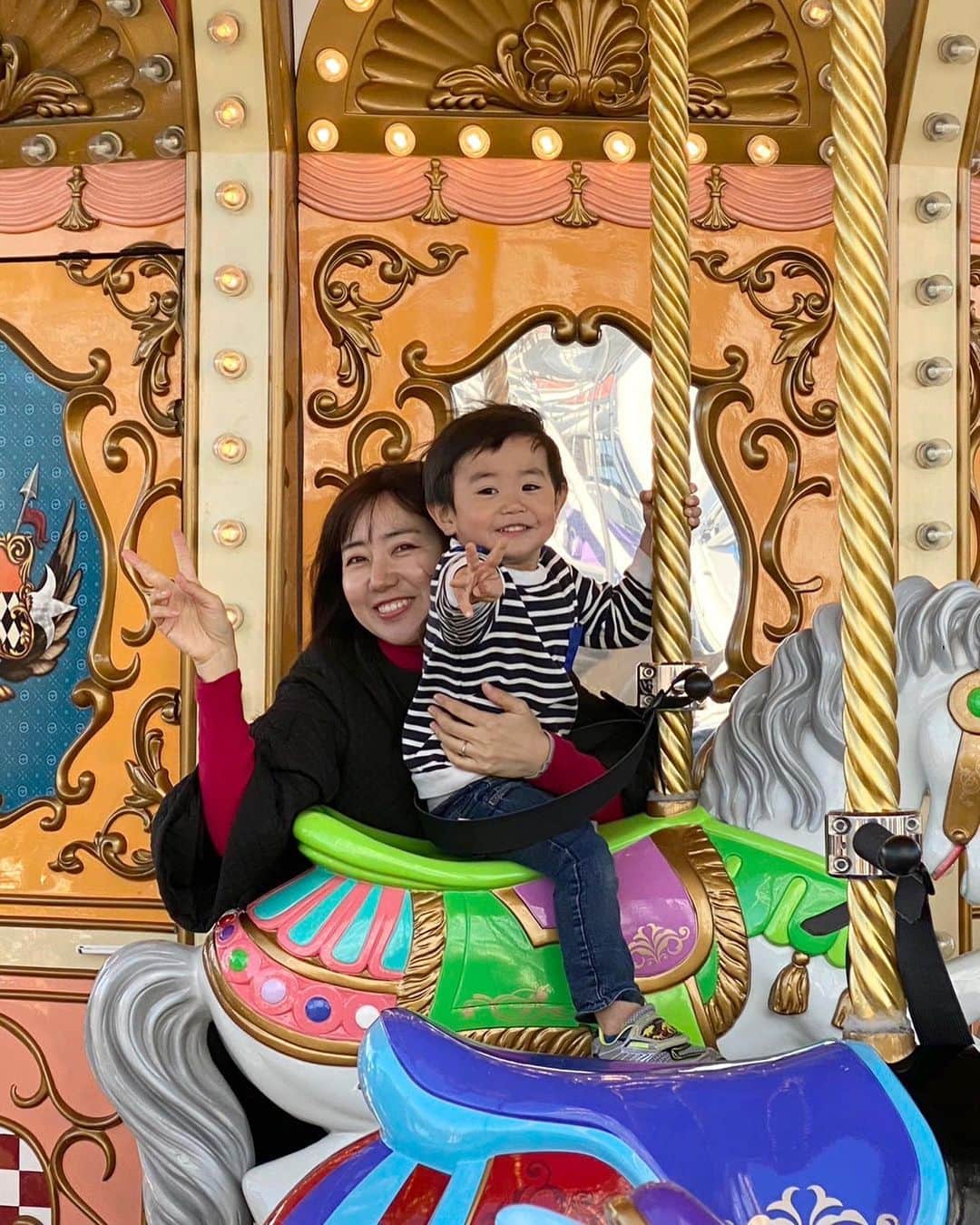 豊崎由里絵のインスタグラム：「. 初めてのあらかわ遊園！❤️ 次男が靴を履きたがらないので ベビーカーに座らせて 靴はベビーカーの下に積んだんだけど 気がついたら片方無くなっていました😱  これから遊ぶのに裸足😱？と思ったけども 王子駅の靴屋さんシューマックスで 1900円の靴をゲットし ご機嫌で遊園地へ🤣❤️  世の中に落ちている片方の靴は 我が家みたいな人が落としてるんだなあ…  あらかわ遊園はめちゃくちゃ混んでいましたが 幼児にちょうど良い乗り物ばかりで 大変楽しめました！❤️ 路面電車の都電荒川線に乗っていくところから もうすでに子どもたちワクワク🍒」