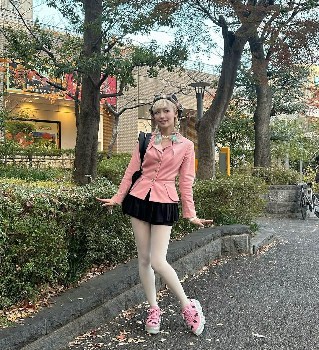 うじたまいさんのインスタグラム写真 - (うじたまいInstagram)「古着で買ったヴィヴィアンのピンクジャケット🎀🖤 好きで憧れのものしか纏ってなかった日。  ずっと憧れだったのりさんのブランドpopupも行けて嬉しかった日。 @norienomoto_official   毎日かわいいまとってるのに、全然写真撮ってなかったから最近は頑張って写真撮ってるの 人生記録したもん勝ち  こんな可愛い格好で踊り狂ったのほんとおもろい @maika797   #ootd #うじたまふく #fyp」12月18日 23時26分 - ujitama0