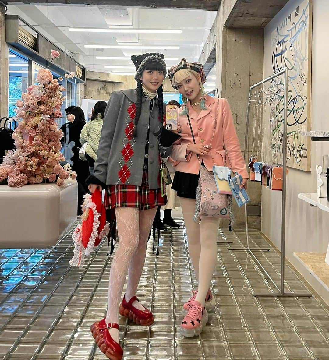 うじたまいさんのインスタグラム写真 - (うじたまいInstagram)「古着で買ったヴィヴィアンのピンクジャケット🎀🖤 好きで憧れのものしか纏ってなかった日。  ずっと憧れだったのりさんのブランドpopupも行けて嬉しかった日。 @norienomoto_official   毎日かわいいまとってるのに、全然写真撮ってなかったから最近は頑張って写真撮ってるの 人生記録したもん勝ち  こんな可愛い格好で踊り狂ったのほんとおもろい @maika797   #ootd #うじたまふく #fyp」12月18日 23時26分 - ujitama0