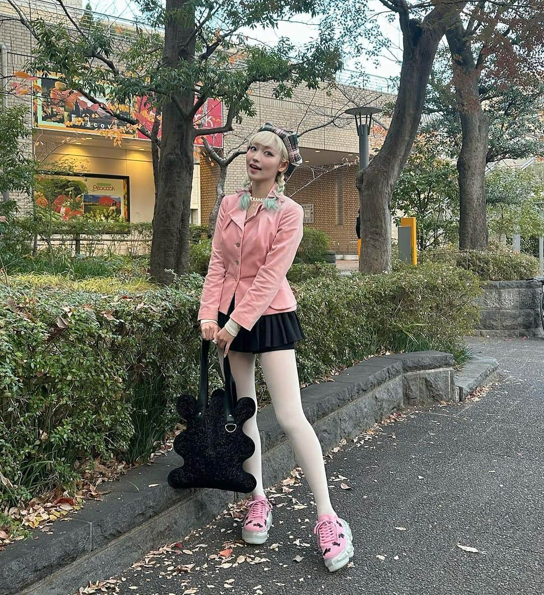 うじたまいさんのインスタグラム写真 - (うじたまいInstagram)「古着で買ったヴィヴィアンのピンクジャケット🎀🖤 好きで憧れのものしか纏ってなかった日。  ずっと憧れだったのりさんのブランドpopupも行けて嬉しかった日。 @norienomoto_official   毎日かわいいまとってるのに、全然写真撮ってなかったから最近は頑張って写真撮ってるの 人生記録したもん勝ち  こんな可愛い格好で踊り狂ったのほんとおもろい @maika797   #ootd #うじたまふく #fyp」12月18日 23時26分 - ujitama0