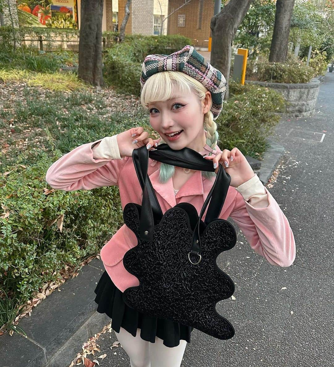 うじたまいさんのインスタグラム写真 - (うじたまいInstagram)「古着で買ったヴィヴィアンのピンクジャケット🎀🖤 好きで憧れのものしか纏ってなかった日。  ずっと憧れだったのりさんのブランドpopupも行けて嬉しかった日。 @norienomoto_official   毎日かわいいまとってるのに、全然写真撮ってなかったから最近は頑張って写真撮ってるの 人生記録したもん勝ち  こんな可愛い格好で踊り狂ったのほんとおもろい @maika797   #ootd #うじたまふく #fyp」12月18日 23時26分 - ujitama0