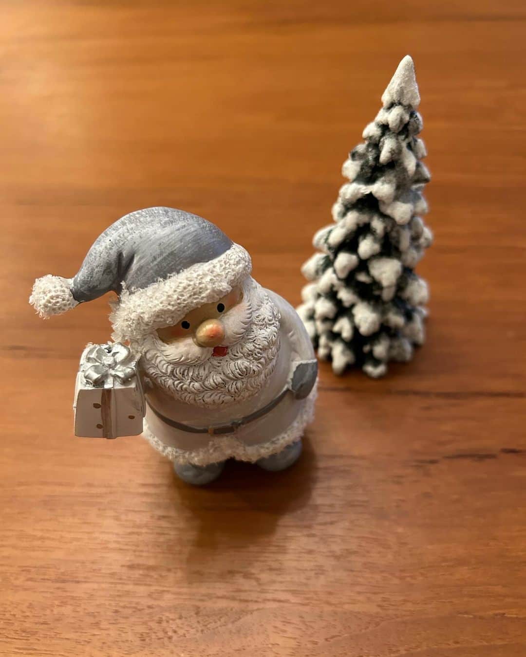 島本真衣さんのインスタグラム写真 - (島本真衣Instagram)「クリスマスが近づいてきましたねぇ🎄 我が家も少しだけ飾り付けをしています。 トイレットペーパーのツリー用オーナメントを見つけて、 お手洗いに飾ってみました🧻  #クリスマス #飾り #クリスマスツリー #オーナメント #トイレットペーパー」12月18日 23時33分 - mai_shimamoto_ex