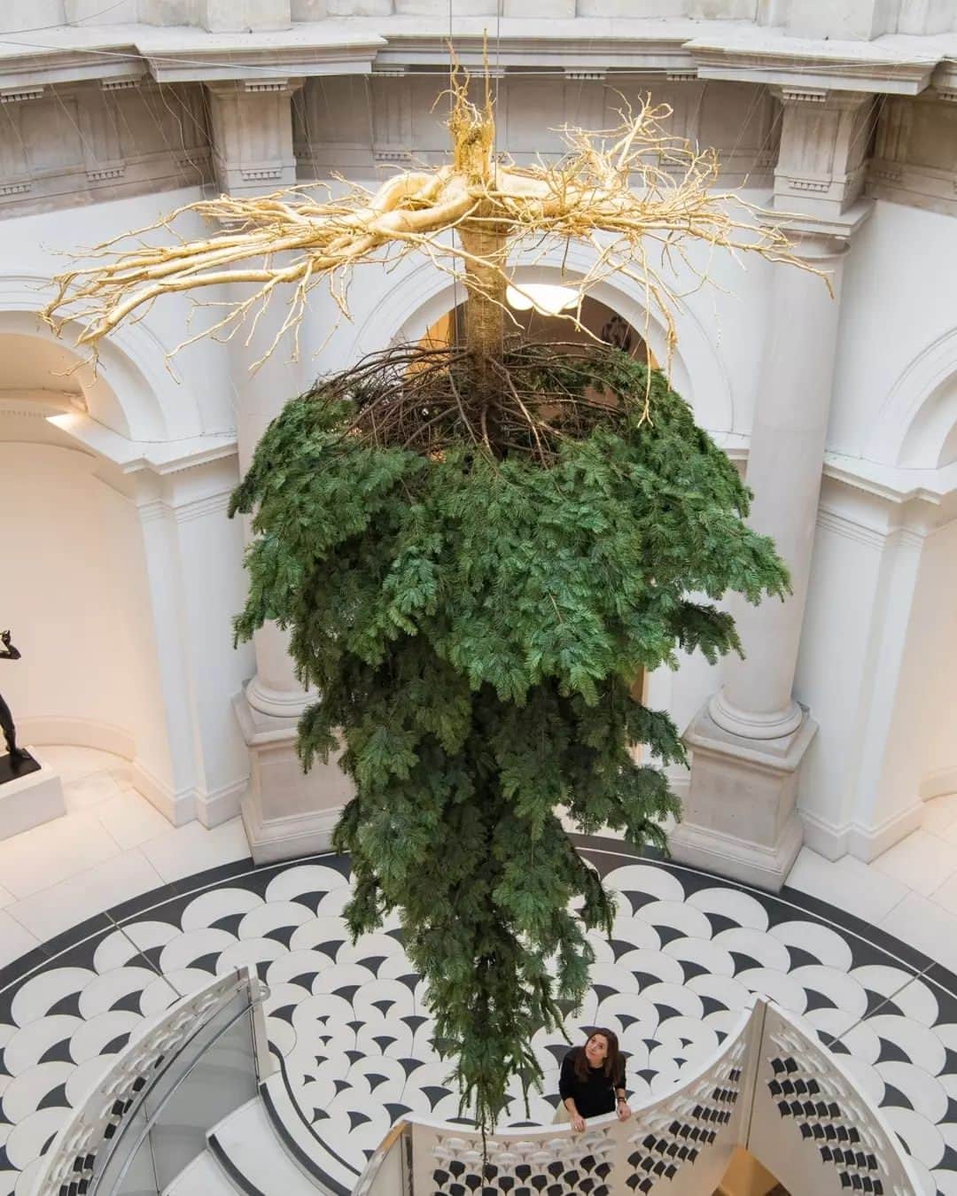 テート・ギャラリーのインスタグラム：「🎄 A throwback to a few of our Tate Britain Christmas Trees over the years. Which one would you pick?  🌟 Shirazeh Houshiary, 1993/2016 🎄 Julian Opie, 1996 🗑️ Michael Landy, 1997 📜 Mark Wallinger, 2003 📜 Sarah Lucas, 2006 💡 Catherine Yass, 2000 🍌 Cathy De Monchaux, 1994 🗄️ Richard Wilson, 1998 🌲 Boyd Webb, 1991」