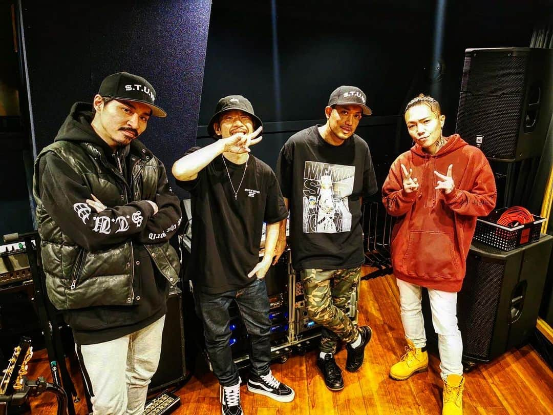 SHiNNOSUKEのインスタグラム：「S.T.U.W reharsal🔥🔥🔥  リハだけでめっちゃ楽しい♫  12/23@club asiaよろしく🔥🔥🔥  #stuw #rookiezispunkd #sinobrown #reharsal #studio #live #uzbirthdayparty #spyair #backon #meloiksign #vocalrapunit」