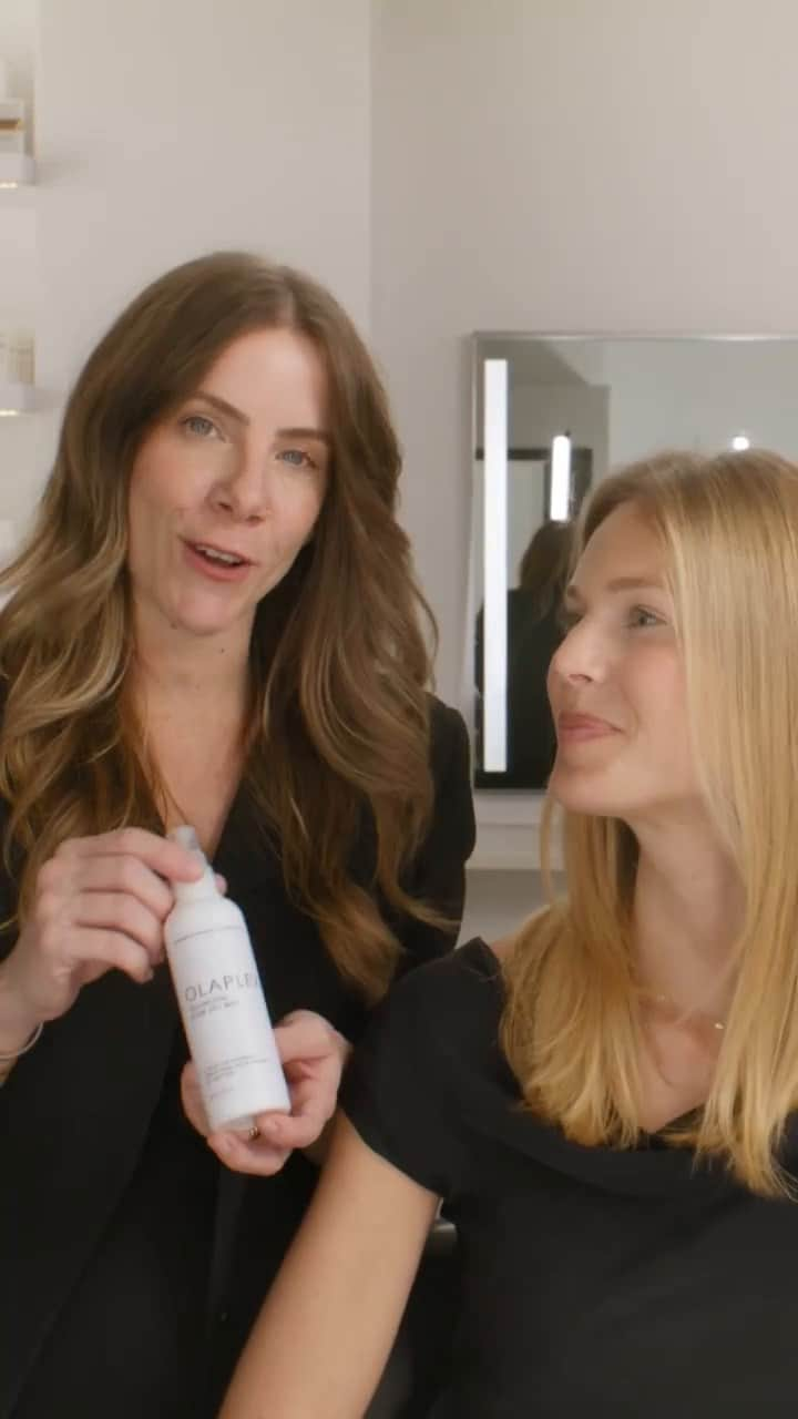 CosmoProf Beautyのインスタグラム：「Cosmo Prof Beauty's 2023 Top 10 In Review: @Olaplex's Volumizing Blow Dry Mist!  Watch as Olaplex Educator, Ashley, takes us through her step-by-step process to create a luxe and bouncy blowout. Olaplex Volumizing Blow Dry Mist protects hair and shortens blowout time with no stiffness. Leave your guest smiling in the chair as they see and feel the results!  ▶ GIVEAWAY ◀  This is your chance to try @Olaplex's Volumizing Blow Dry Mist + many more of their favorite products.   How To Enter: 1. Follow @Olaplex and @CosmoProfBeauty. 2. Tag 3 stylists in the comments. 3. Share this post to your stories.   Giveaway Dates: 12/21 - 12/26.  #CosmoProf #ColorWOW #DreamCoat #AwardWinning #TopBeautyProducts #Hairstylist #HairstylistEducation」