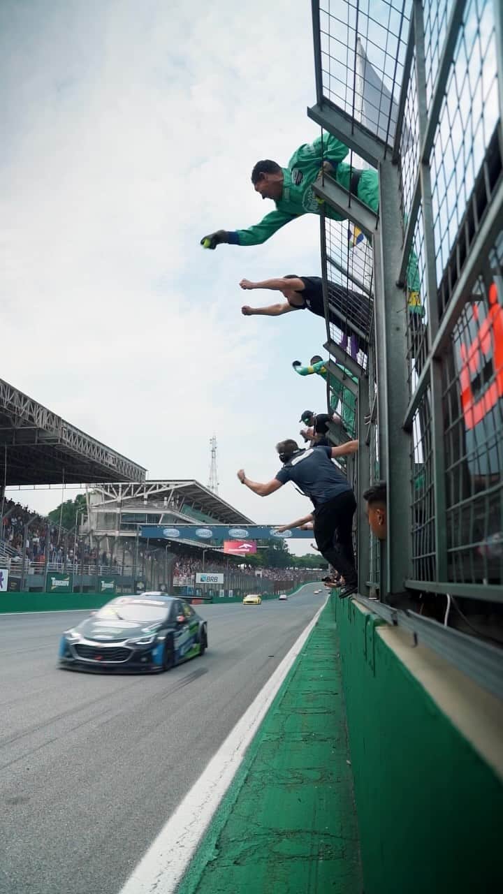 フェリペ・マッサのインスタグラム：「Podem comemorar, Felipe Massa e Julio Campos! Vocês entregaram tudo na pista e conseguiram as melhores posições da última etapa da temporada. A Lubrax Podium | Stock Car Team se orgulha em ter vocês como pilotos! Em 2024 vem muito mais por aí. Acompanhe nosso perfil oficial e fique por dentro de todas as novidades da Stock Car.」