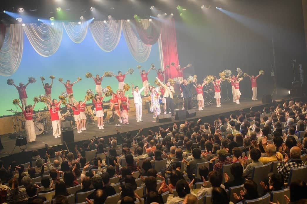 ティーナ・カリーナさんのインスタグラム写真 - (ティーナ・カリーナInstagram)「ひとり昭和歌謡祭〜先取り！紅白歌合戦〜 満員御礼！ 雪の中足をお運びくださった皆様、ありがとうございました✨✨  一部は笠置シヅ子「東京ブギウギ」からスタート！ 今までの紅白歌合戦で歌われた曲を中心に、全２５曲をお届け✨  ✨出演者✨  総合司会　石川太郎さん 白組キャプテン　ムーディ勝山さん （　@moody_katsuyama ） 津軽三味線　まゆかりさん （　@mayukari.shami ） 太鼓　SAMURAI APARTMENT  KYOさん （ @kyo_samuap ）（　@samuraiapartment ） ダンススクール　FAVORITEの皆さん （ @danceschool_favorite ）  スペシャルバンド 【なんでやねんず】 ギター　村上徳彦 ギター　那須尚平 ベース　黒瀬寛幸（　@kurose_hiroyuki ） ドラマ　岸川雅裕 シンセサイザー　小原歌乃 キーボード　斉藤めぐむ（　@megmusic1980 ） コーラス　ジュディス  次回は来年４月28、29日 クリスロード商店街にあります、 誰も知らない劇場で開催です🌸 お楽しみに☺️  #ひとり昭和歌謡祭#電力ホール」12月18日 15時30分 - tiina_kariina