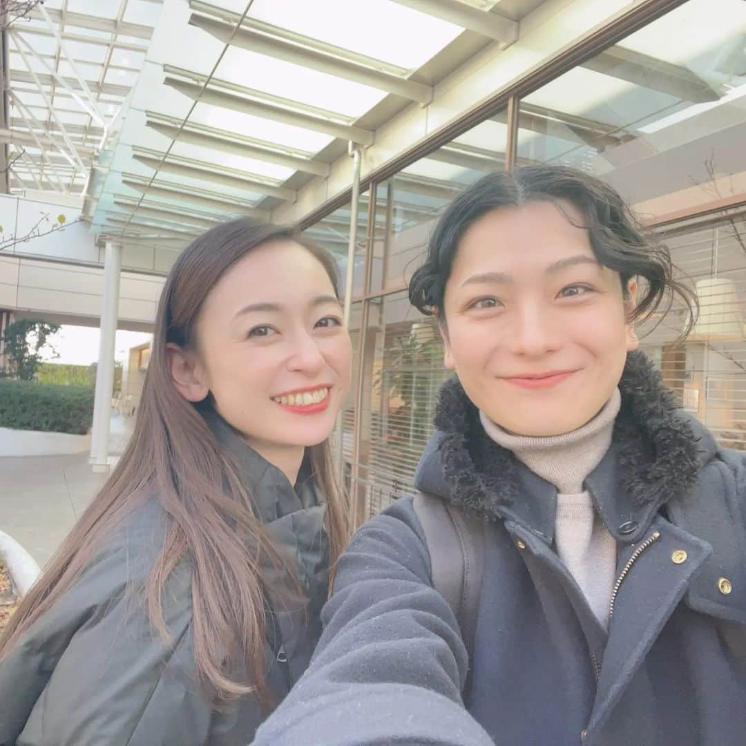 瞳ゆゆさんのインスタグラム写真 - (瞳ゆゆInstagram)「えなちゃんと@ena.a.a 神奈川県の高校のアントレ授業を担当しました。 企業への最終プレゼンに向けての、魅せ方·伝え方講座となります。 毎年呼んでいただき、本当に感謝です！  今年はマスクも外れ、みんなの表情を見ながら授業ができました。素直にやってみよう！という気持ちの子が多くて、本当に嬉しい😊  小さくまとまらず、思いっきり楽しみながらプレゼンに臨んでもらいたいです✨  #宝塚og #アントレプレナーシップ #プレゼン #スピーチ」12月18日 15時46分 - yuyu_hitomi