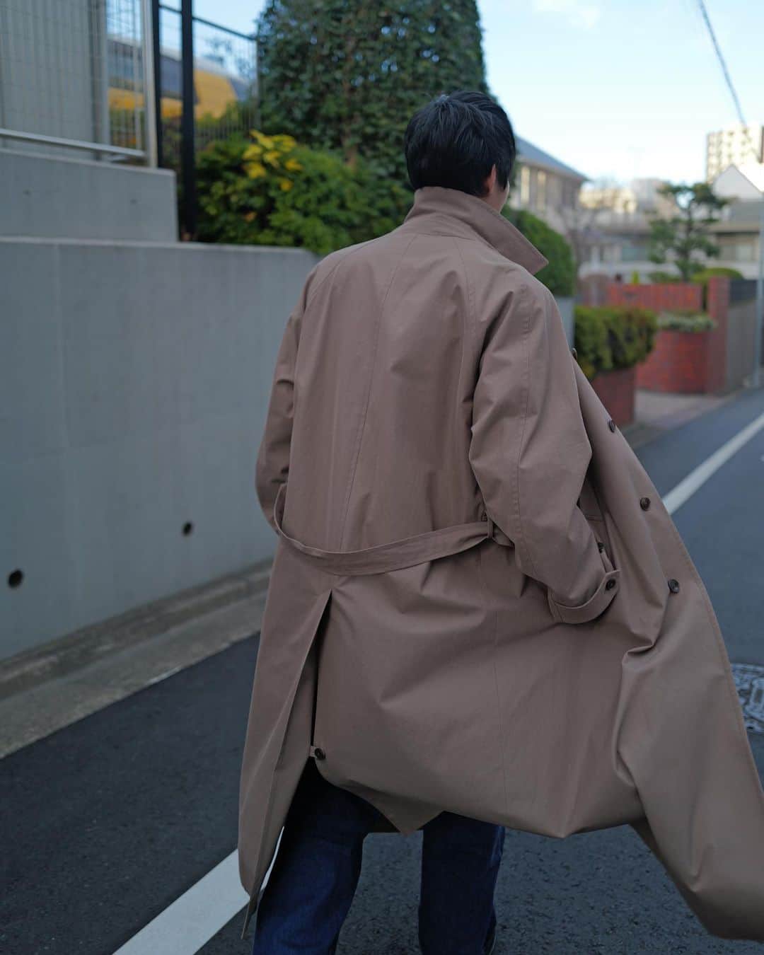 安井達郎さんのインスタグラム写真 - (安井達郎Instagram)「ロングコート。 車乗りにくいし、扱いも慣れてないけど、 着てみるとすごくかっこいい。  コート @auralee_tokyo  デニムセットアップ @anatomica_tokyo_aoyama  くつ @paraboot_official @arpenteur」12月18日 15時44分 - tatsuroyasui