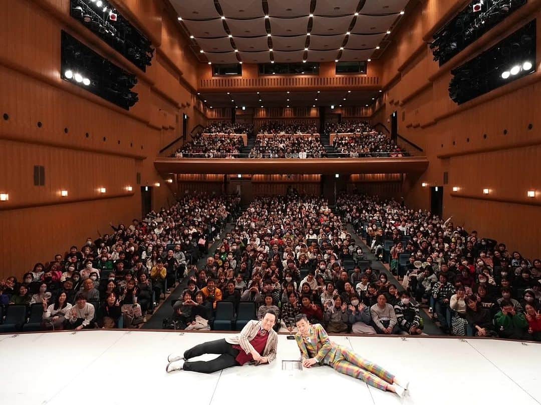 善し さんのインスタグラム写真 - (善し Instagram)「COWCOW 30th Anniversary LIVE in OSAKA  ありがとうございました。  今年はいつもと違う感じでのLIVEで挑みました。  漫才多めのいろんなネタでやってみました。 名古屋から始まり福岡、東京、ファイナル大阪。毎年たくさんの方々が来てくださって頂きましてありがとうございます。  30年やって来れたのもみなさんが僕らに懲りずに見続けてくれたおかげです。 COWCOWは31年目からも変わらずみなさんの目の前でお笑いを続けさせていただきます。また見たくなったらいつでもLIVEに来てください。  会場の大きさはこれからも大小色々と変わるかもしれません。体が動きおしゃべりが出来る限りあなたが見てくれるならば僕らは舞台に立ち続けます。  お笑いが好きで良かったです。  30年前相方とよしもとに入って良かったです。  そして、なによりあなたに会えて良かったです。  いっぱいいっぱいありがとうございました。  写真撮影　ぼんちきよし」12月18日 15時58分 - cowcow44