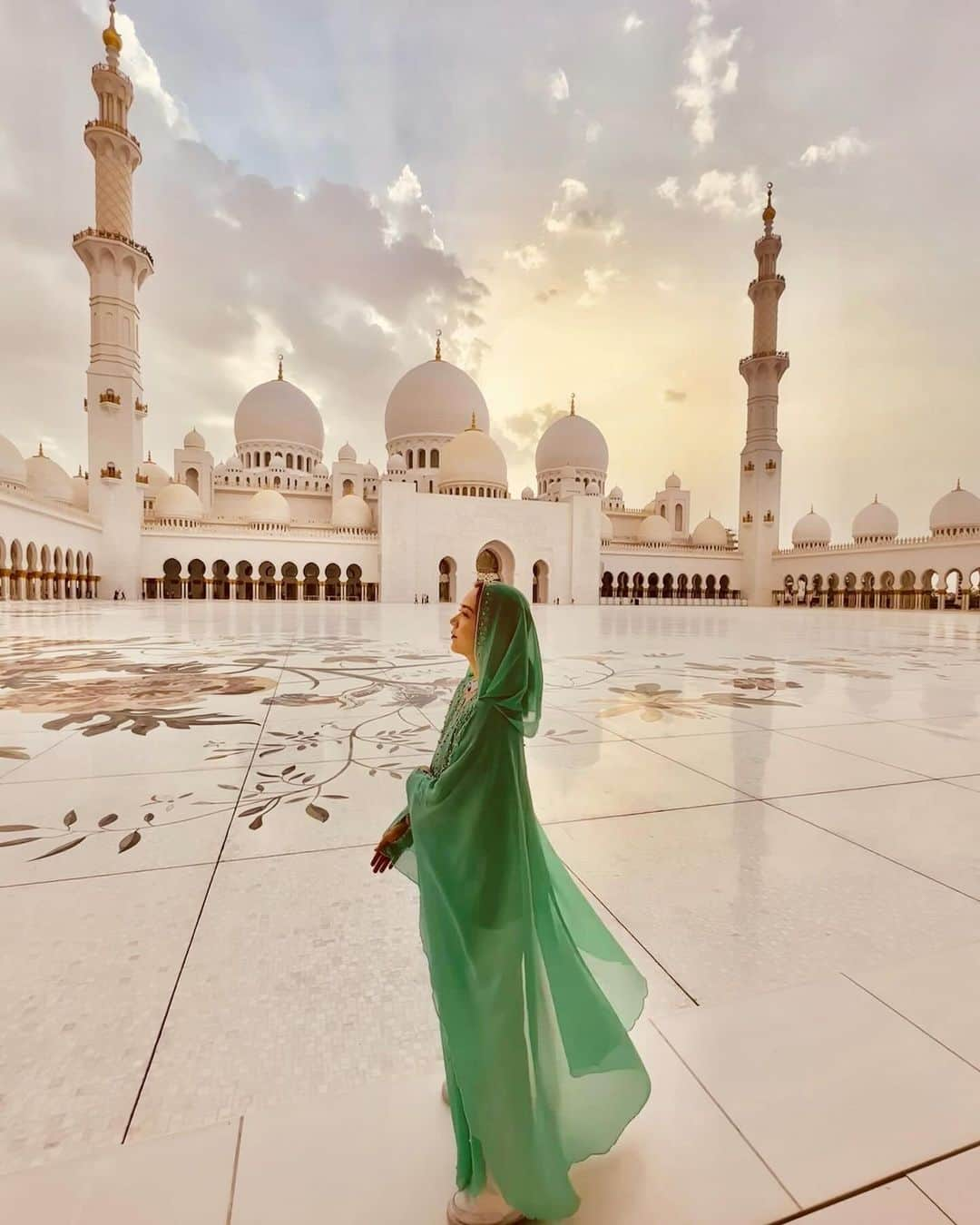 相知明日香さんのインスタグラム写真 - (相知明日香Instagram)「🕌  アブダビで楽しみにしていたのがここ、 シェイク・ザイード・グランドモスク🕌🌙  もうね、スケールが凄い。 近代的な建築で、煌びやかに美しく、白かった✨  世界最大の手織りのカーペットや、 これまた規格外規模のスワロフスキーのシャンデリアなど 外だけじゃなく見どころ満載でした！  カタール・ドバイ・アブダビと中東を巡ってみて、 ここに入る時の服装チェックが一番厳しかったです🕌 肌がちゃんと隠れているか、観光客でも厳しくチェックされます！ あと写真とるとき、ポージングすると怒られます🙋🏼‍♀️ (知らなくて入り口で片手あげたらその瞬間怒られた🙋🏼‍♀️)  これから行く予定の方はご参考までに〜😆 帰国前に行けてよかった☺️🕌✨  •┈┈┈••✦☪︎✦••┈┈┈•┈┈┈••✦☪︎✦••┈┈┈•  📍Sheikh Zayed Grand Mosque 🇦🇪Abū Dhabī , 𝙐𝘼𝙀  •┈┈┈••✦☪︎✦••┈┈┈•┈┈┈••✦☪︎✦••┈┈┈•  #AbūDhabī #UAE #MiddleEast #UnitedArabEmirates #🇦🇪 #businesstrip #trip #travel #violinist #artist #travelblog  #travelphotography #mosque #SheikhZayedGrandMosque #旅するヴァイオリニストinUAE #ヴァイオリニスト #バイオリン #海外旅行 #旅 #旅行 #中東 #アラブ首長国連邦 #アブダビ #アブダビ観光 #モスク #シェイクザイードグランドモスク」12月18日 15時59分 - asukalohappy