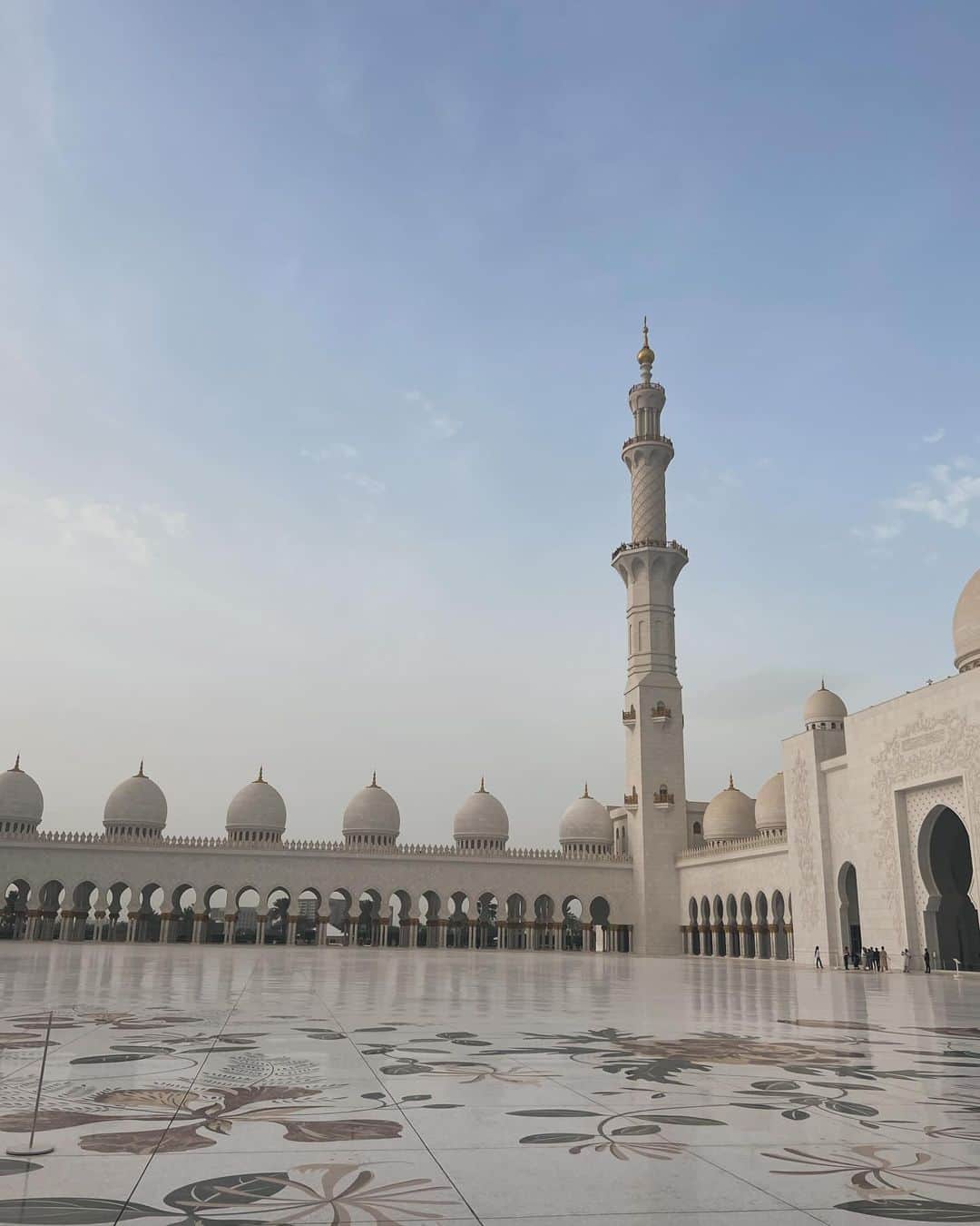 相知明日香さんのインスタグラム写真 - (相知明日香Instagram)「🕌  アブダビで楽しみにしていたのがここ、 シェイク・ザイード・グランドモスク🕌🌙  もうね、スケールが凄い。 近代的な建築で、煌びやかに美しく、白かった✨  世界最大の手織りのカーペットや、 これまた規格外規模のスワロフスキーのシャンデリアなど 外だけじゃなく見どころ満載でした！  カタール・ドバイ・アブダビと中東を巡ってみて、 ここに入る時の服装チェックが一番厳しかったです🕌 肌がちゃんと隠れているか、観光客でも厳しくチェックされます！ あと写真とるとき、ポージングすると怒られます🙋🏼‍♀️ (知らなくて入り口で片手あげたらその瞬間怒られた🙋🏼‍♀️)  これから行く予定の方はご参考までに〜😆 帰国前に行けてよかった☺️🕌✨  •┈┈┈••✦☪︎✦••┈┈┈•┈┈┈••✦☪︎✦••┈┈┈•  📍Sheikh Zayed Grand Mosque 🇦🇪Abū Dhabī , 𝙐𝘼𝙀  •┈┈┈••✦☪︎✦••┈┈┈•┈┈┈••✦☪︎✦••┈┈┈•  #AbūDhabī #UAE #MiddleEast #UnitedArabEmirates #🇦🇪 #businesstrip #trip #travel #violinist #artist #travelblog  #travelphotography #mosque #SheikhZayedGrandMosque #旅するヴァイオリニストinUAE #ヴァイオリニスト #バイオリン #海外旅行 #旅 #旅行 #中東 #アラブ首長国連邦 #アブダビ #アブダビ観光 #モスク #シェイクザイードグランドモスク」12月18日 15時59分 - asukalohappy