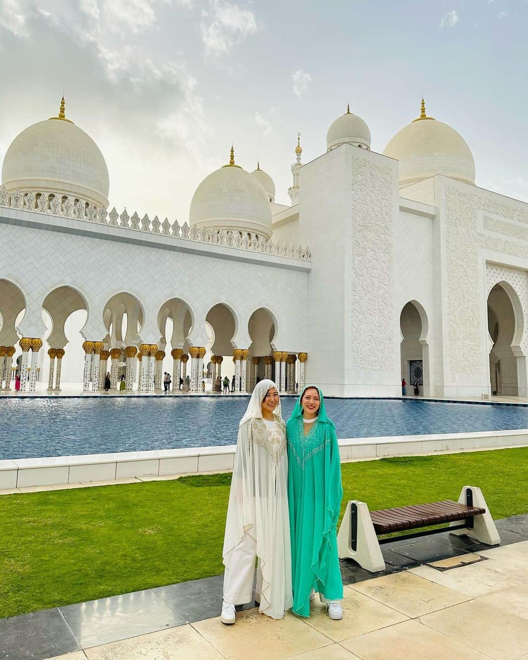 相知明日香さんのインスタグラム写真 - (相知明日香Instagram)「🕌  アブダビで楽しみにしていたのがここ、 シェイク・ザイード・グランドモスク🕌🌙  もうね、スケールが凄い。 近代的な建築で、煌びやかに美しく、白かった✨  世界最大の手織りのカーペットや、 これまた規格外規模のスワロフスキーのシャンデリアなど 外だけじゃなく見どころ満載でした！  カタール・ドバイ・アブダビと中東を巡ってみて、 ここに入る時の服装チェックが一番厳しかったです🕌 肌がちゃんと隠れているか、観光客でも厳しくチェックされます！ あと写真とるとき、ポージングすると怒られます🙋🏼‍♀️ (知らなくて入り口で片手あげたらその瞬間怒られた🙋🏼‍♀️)  これから行く予定の方はご参考までに〜😆 帰国前に行けてよかった☺️🕌✨  •┈┈┈••✦☪︎✦••┈┈┈•┈┈┈••✦☪︎✦••┈┈┈•  📍Sheikh Zayed Grand Mosque 🇦🇪Abū Dhabī , 𝙐𝘼𝙀  •┈┈┈••✦☪︎✦••┈┈┈•┈┈┈••✦☪︎✦••┈┈┈•  #AbūDhabī #UAE #MiddleEast #UnitedArabEmirates #🇦🇪 #businesstrip #trip #travel #violinist #artist #travelblog  #travelphotography #mosque #SheikhZayedGrandMosque #旅するヴァイオリニストinUAE #ヴァイオリニスト #バイオリン #海外旅行 #旅 #旅行 #中東 #アラブ首長国連邦 #アブダビ #アブダビ観光 #モスク #シェイクザイードグランドモスク」12月18日 15時59分 - asukalohappy