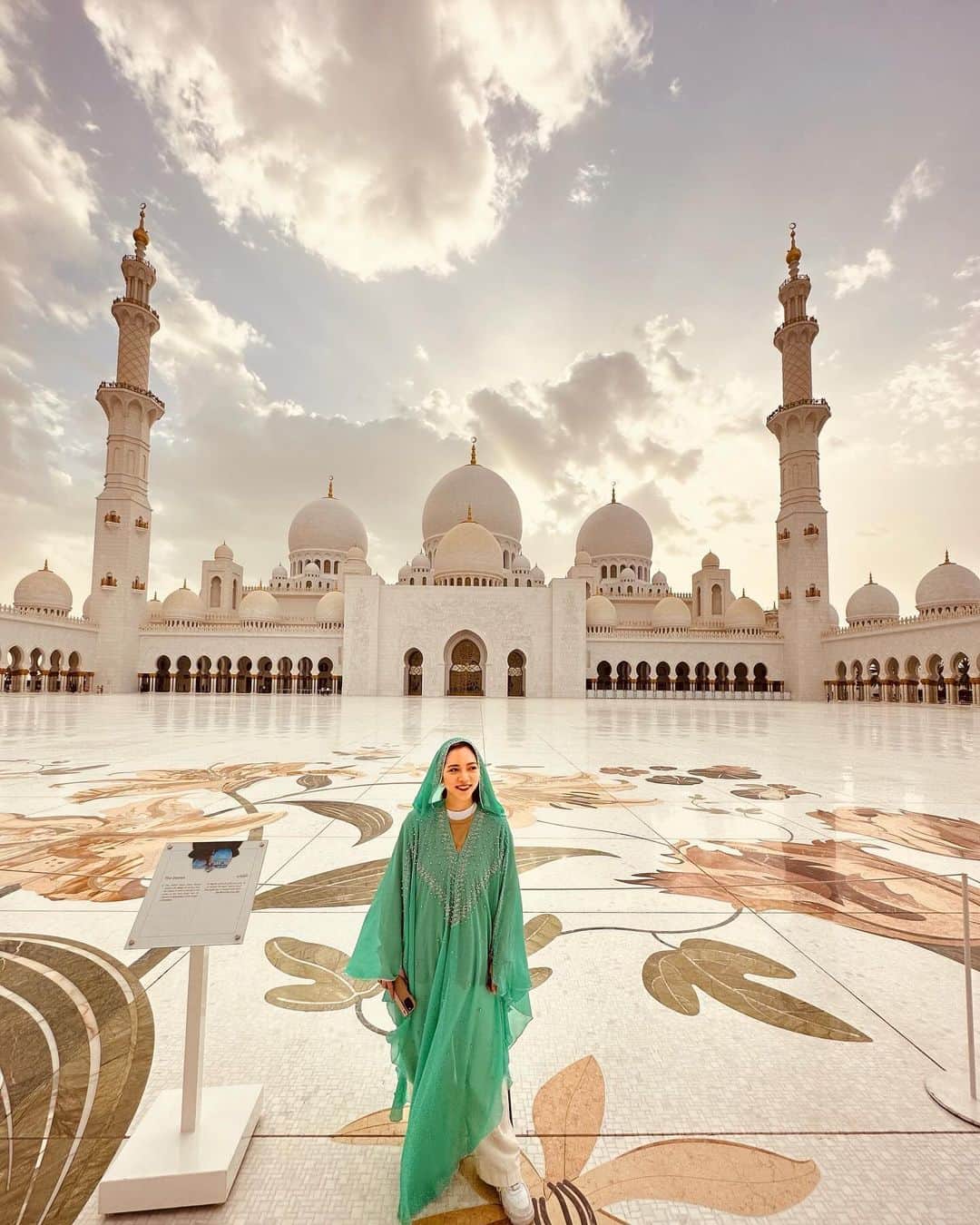 相知明日香さんのインスタグラム写真 - (相知明日香Instagram)「🕌  アブダビで楽しみにしていたのがここ、 シェイク・ザイード・グランドモスク🕌🌙  もうね、スケールが凄い。 近代的な建築で、煌びやかに美しく、白かった✨  世界最大の手織りのカーペットや、 これまた規格外規模のスワロフスキーのシャンデリアなど 外だけじゃなく見どころ満載でした！  カタール・ドバイ・アブダビと中東を巡ってみて、 ここに入る時の服装チェックが一番厳しかったです🕌 肌がちゃんと隠れているか、観光客でも厳しくチェックされます！ あと写真とるとき、ポージングすると怒られます🙋🏼‍♀️ (知らなくて入り口で片手あげたらその瞬間怒られた🙋🏼‍♀️)  これから行く予定の方はご参考までに〜😆 帰国前に行けてよかった☺️🕌✨  •┈┈┈••✦☪︎✦••┈┈┈•┈┈┈••✦☪︎✦••┈┈┈•  📍Sheikh Zayed Grand Mosque 🇦🇪Abū Dhabī , 𝙐𝘼𝙀  •┈┈┈••✦☪︎✦••┈┈┈•┈┈┈••✦☪︎✦••┈┈┈•  #AbūDhabī #UAE #MiddleEast #UnitedArabEmirates #🇦🇪 #businesstrip #trip #travel #violinist #artist #travelblog  #travelphotography #mosque #SheikhZayedGrandMosque #旅するヴァイオリニストinUAE #ヴァイオリニスト #バイオリン #海外旅行 #旅 #旅行 #中東 #アラブ首長国連邦 #アブダビ #アブダビ観光 #モスク #シェイクザイードグランドモスク」12月18日 15時59分 - asukalohappy