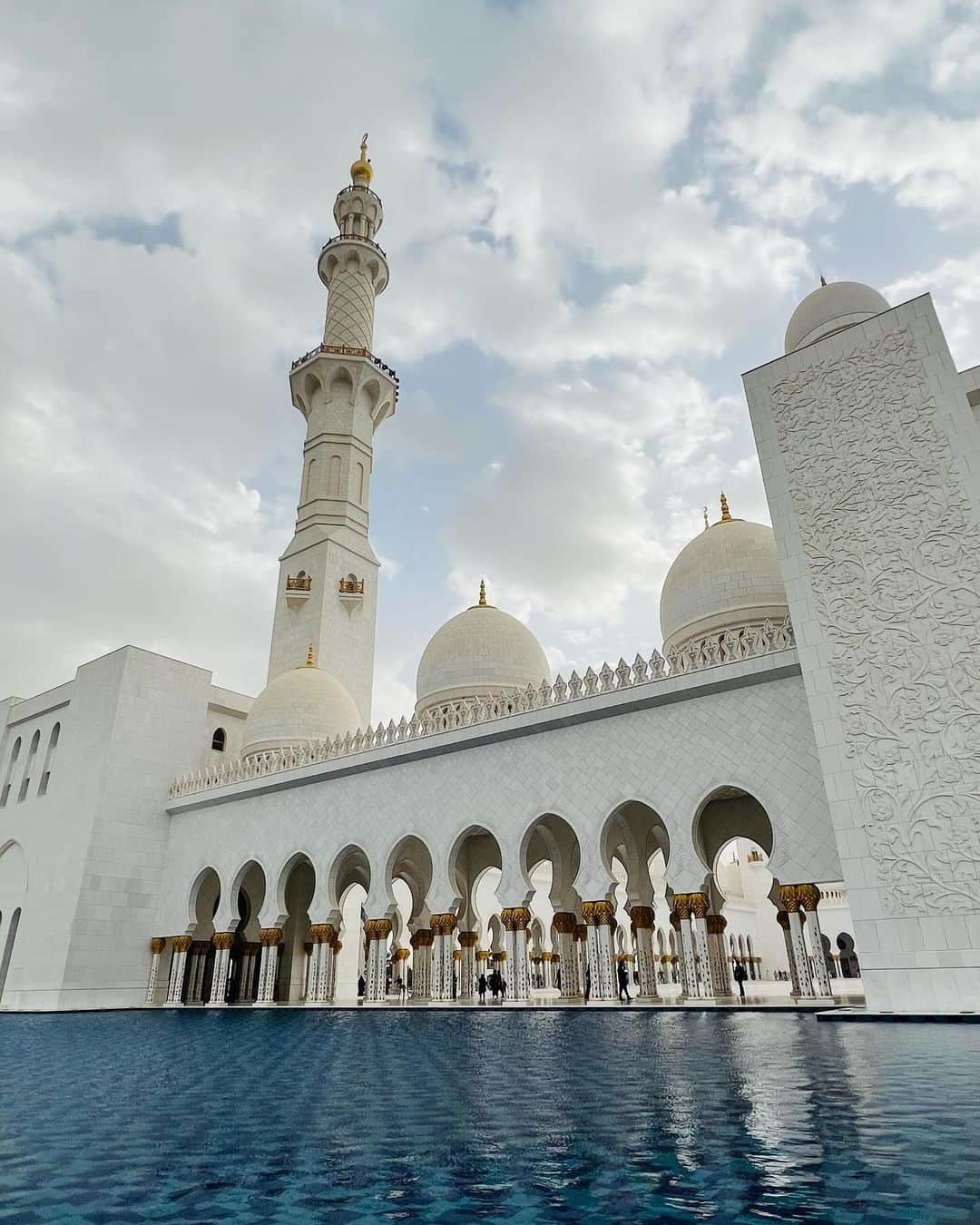 相知明日香さんのインスタグラム写真 - (相知明日香Instagram)「🕌  アブダビで楽しみにしていたのがここ、 シェイク・ザイード・グランドモスク🕌🌙  もうね、スケールが凄い。 近代的な建築で、煌びやかに美しく、白かった✨  世界最大の手織りのカーペットや、 これまた規格外規模のスワロフスキーのシャンデリアなど 外だけじゃなく見どころ満載でした！  カタール・ドバイ・アブダビと中東を巡ってみて、 ここに入る時の服装チェックが一番厳しかったです🕌 肌がちゃんと隠れているか、観光客でも厳しくチェックされます！ あと写真とるとき、ポージングすると怒られます🙋🏼‍♀️ (知らなくて入り口で片手あげたらその瞬間怒られた🙋🏼‍♀️)  これから行く予定の方はご参考までに〜😆 帰国前に行けてよかった☺️🕌✨  •┈┈┈••✦☪︎✦••┈┈┈•┈┈┈••✦☪︎✦••┈┈┈•  📍Sheikh Zayed Grand Mosque 🇦🇪Abū Dhabī , 𝙐𝘼𝙀  •┈┈┈••✦☪︎✦••┈┈┈•┈┈┈••✦☪︎✦••┈┈┈•  #AbūDhabī #UAE #MiddleEast #UnitedArabEmirates #🇦🇪 #businesstrip #trip #travel #violinist #artist #travelblog  #travelphotography #mosque #SheikhZayedGrandMosque #旅するヴァイオリニストinUAE #ヴァイオリニスト #バイオリン #海外旅行 #旅 #旅行 #中東 #アラブ首長国連邦 #アブダビ #アブダビ観光 #モスク #シェイクザイードグランドモスク」12月18日 15時59分 - asukalohappy