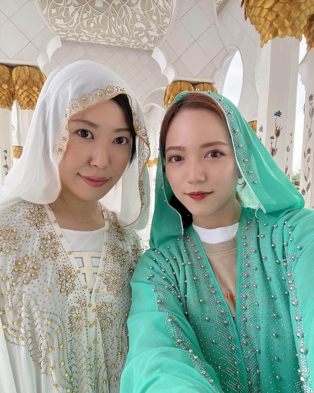 相知明日香さんのインスタグラム写真 - (相知明日香Instagram)「🕌  アブダビで楽しみにしていたのがここ、 シェイク・ザイード・グランドモスク🕌🌙  もうね、スケールが凄い。 近代的な建築で、煌びやかに美しく、白かった✨  世界最大の手織りのカーペットや、 これまた規格外規模のスワロフスキーのシャンデリアなど 外だけじゃなく見どころ満載でした！  カタール・ドバイ・アブダビと中東を巡ってみて、 ここに入る時の服装チェックが一番厳しかったです🕌 肌がちゃんと隠れているか、観光客でも厳しくチェックされます！ あと写真とるとき、ポージングすると怒られます🙋🏼‍♀️ (知らなくて入り口で片手あげたらその瞬間怒られた🙋🏼‍♀️)  これから行く予定の方はご参考までに〜😆 帰国前に行けてよかった☺️🕌✨  •┈┈┈••✦☪︎✦••┈┈┈•┈┈┈••✦☪︎✦••┈┈┈•  📍Sheikh Zayed Grand Mosque 🇦🇪Abū Dhabī , 𝙐𝘼𝙀  •┈┈┈••✦☪︎✦••┈┈┈•┈┈┈••✦☪︎✦••┈┈┈•  #AbūDhabī #UAE #MiddleEast #UnitedArabEmirates #🇦🇪 #businesstrip #trip #travel #violinist #artist #travelblog  #travelphotography #mosque #SheikhZayedGrandMosque #旅するヴァイオリニストinUAE #ヴァイオリニスト #バイオリン #海外旅行 #旅 #旅行 #中東 #アラブ首長国連邦 #アブダビ #アブダビ観光 #モスク #シェイクザイードグランドモスク」12月18日 15時59分 - asukalohappy