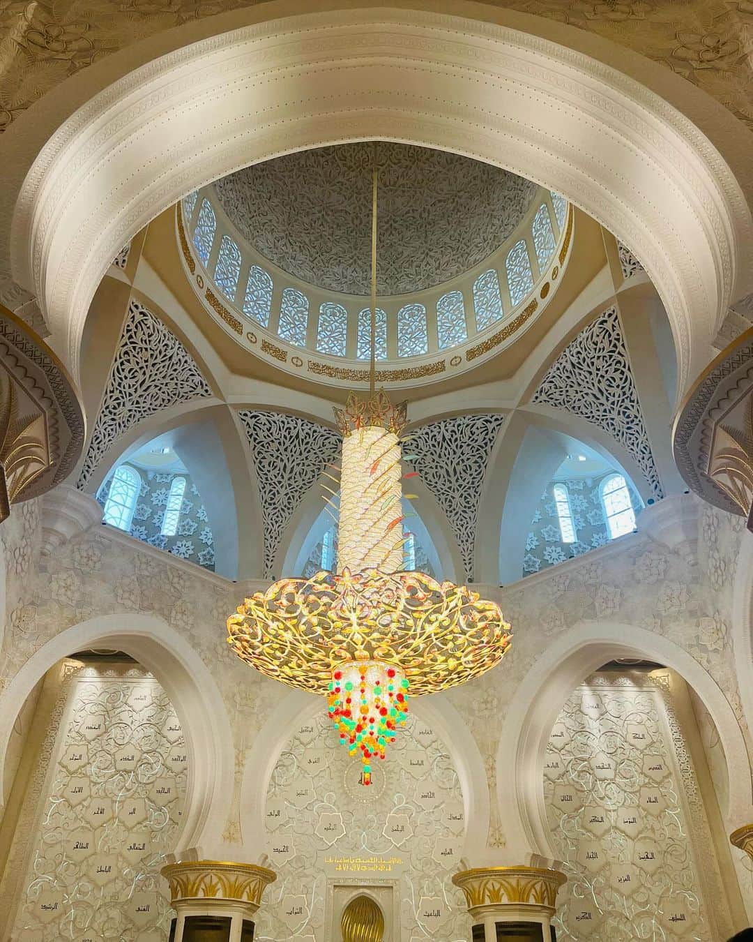 相知明日香さんのインスタグラム写真 - (相知明日香Instagram)「🕌  アブダビで楽しみにしていたのがここ、 シェイク・ザイード・グランドモスク🕌🌙  もうね、スケールが凄い。 近代的な建築で、煌びやかに美しく、白かった✨  世界最大の手織りのカーペットや、 これまた規格外規模のスワロフスキーのシャンデリアなど 外だけじゃなく見どころ満載でした！  カタール・ドバイ・アブダビと中東を巡ってみて、 ここに入る時の服装チェックが一番厳しかったです🕌 肌がちゃんと隠れているか、観光客でも厳しくチェックされます！ あと写真とるとき、ポージングすると怒られます🙋🏼‍♀️ (知らなくて入り口で片手あげたらその瞬間怒られた🙋🏼‍♀️)  これから行く予定の方はご参考までに〜😆 帰国前に行けてよかった☺️🕌✨  •┈┈┈••✦☪︎✦••┈┈┈•┈┈┈••✦☪︎✦••┈┈┈•  📍Sheikh Zayed Grand Mosque 🇦🇪Abū Dhabī , 𝙐𝘼𝙀  •┈┈┈••✦☪︎✦••┈┈┈•┈┈┈••✦☪︎✦••┈┈┈•  #AbūDhabī #UAE #MiddleEast #UnitedArabEmirates #🇦🇪 #businesstrip #trip #travel #violinist #artist #travelblog  #travelphotography #mosque #SheikhZayedGrandMosque #旅するヴァイオリニストinUAE #ヴァイオリニスト #バイオリン #海外旅行 #旅 #旅行 #中東 #アラブ首長国連邦 #アブダビ #アブダビ観光 #モスク #シェイクザイードグランドモスク」12月18日 15時59分 - asukalohappy