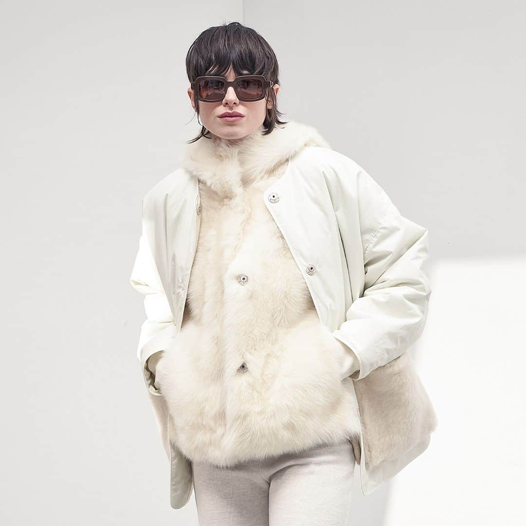 カールドノヒューのインスタグラム：「Our showerproof cotton jacket with Cashmere shearling pockets and shearling hooded gilet. Both presented in ‘Arctic’. Effortless tone-tone look, made to last. #luxuryforlife #fashion #luxury #shearling #cashmere #winterwhites」