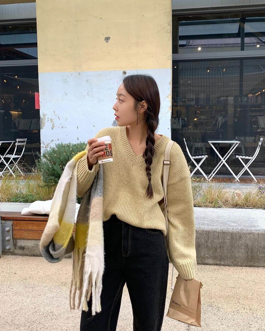 HOTPING公式アカウントさんのインスタグラム写真 - (HOTPING公式アカウントInstagram)「自撮りが映えまくる華奢見えニット✨❤️  厚手のニットはショルダーラインの位置、生地、ネックラインで 着太りするか、しないか分かれるので誰が着ても華奢見えするようにシルエットにこだわって製作しました！  ドロップショルダーで二の腕をしっかりカバーし1枚でもお洒落にキマるルーズなシルエット🥰 程よいVネックラインで首回りをすっきりさせ、TシャツやYシャツをレイヤードして着ても着崩れしないデザインです！ カラーはホットピンク、レッド、チャコール、バターの全4種類！  個人的にはポイントになるホットピンク、レッドカラーがオススメです🍓🍒  🏷オーバーフィットVネックベーシックニット 今なら新作20％OFFです✨  #ニット #ニットコーデ #オーバーサイズ #ルーズニット #カジュアルコーデ #リンクコーデ #おソロコーデ #年末 #年末コーデ #フェミニンコーデ #プチプラファッション #プチプラコーデ #体型カバー #韓国コーデ #韓国ファッション #韓国ブランド #韓国スタイル #fashion #code #ootd #outfit #daily #dailylook #いいね #hotping #좋아요」12月18日 16時08分 - hotping_japan
