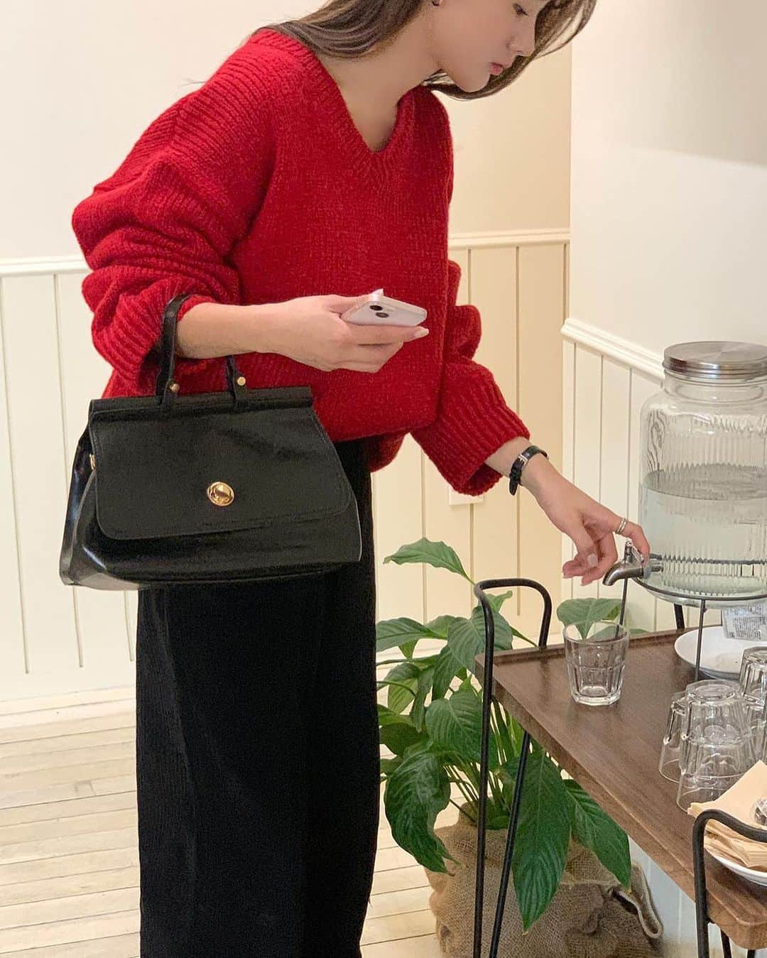 HOTPING公式アカウントさんのインスタグラム写真 - (HOTPING公式アカウントInstagram)「自撮りが映えまくる華奢見えニット✨❤️  厚手のニットはショルダーラインの位置、生地、ネックラインで 着太りするか、しないか分かれるので誰が着ても華奢見えするようにシルエットにこだわって製作しました！  ドロップショルダーで二の腕をしっかりカバーし1枚でもお洒落にキマるルーズなシルエット🥰 程よいVネックラインで首回りをすっきりさせ、TシャツやYシャツをレイヤードして着ても着崩れしないデザインです！ カラーはホットピンク、レッド、チャコール、バターの全4種類！  個人的にはポイントになるホットピンク、レッドカラーがオススメです🍓🍒  🏷オーバーフィットVネックベーシックニット 今なら新作20％OFFです✨  #ニット #ニットコーデ #オーバーサイズ #ルーズニット #カジュアルコーデ #リンクコーデ #おソロコーデ #年末 #年末コーデ #フェミニンコーデ #プチプラファッション #プチプラコーデ #体型カバー #韓国コーデ #韓国ファッション #韓国ブランド #韓国スタイル #fashion #code #ootd #outfit #daily #dailylook #いいね #hotping #좋아요」12月18日 16時08分 - hotping_japan