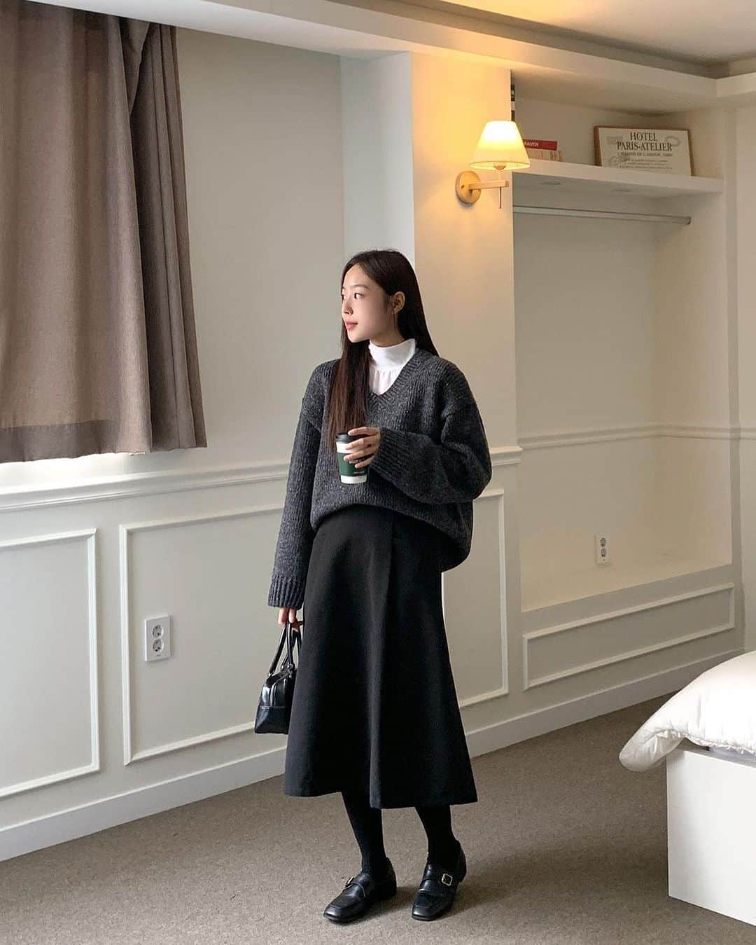 HOTPING公式アカウントさんのインスタグラム写真 - (HOTPING公式アカウントInstagram)「自撮りが映えまくる華奢見えニット✨❤️  厚手のニットはショルダーラインの位置、生地、ネックラインで 着太りするか、しないか分かれるので誰が着ても華奢見えするようにシルエットにこだわって製作しました！  ドロップショルダーで二の腕をしっかりカバーし1枚でもお洒落にキマるルーズなシルエット🥰 程よいVネックラインで首回りをすっきりさせ、TシャツやYシャツをレイヤードして着ても着崩れしないデザインです！ カラーはホットピンク、レッド、チャコール、バターの全4種類！  個人的にはポイントになるホットピンク、レッドカラーがオススメです🍓🍒  🏷オーバーフィットVネックベーシックニット 今なら新作20％OFFです✨  #ニット #ニットコーデ #オーバーサイズ #ルーズニット #カジュアルコーデ #リンクコーデ #おソロコーデ #年末 #年末コーデ #フェミニンコーデ #プチプラファッション #プチプラコーデ #体型カバー #韓国コーデ #韓国ファッション #韓国ブランド #韓国スタイル #fashion #code #ootd #outfit #daily #dailylook #いいね #hotping #좋아요」12月18日 16時08分 - hotping_japan