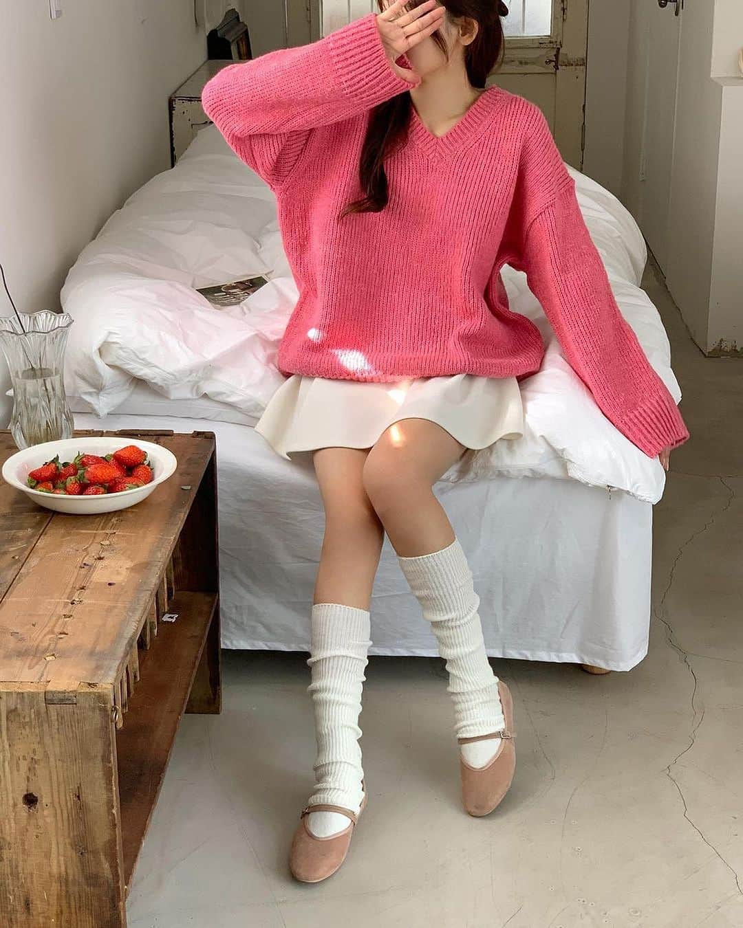 HOTPING公式アカウントさんのインスタグラム写真 - (HOTPING公式アカウントInstagram)「自撮りが映えまくる華奢見えニット✨❤️  厚手のニットはショルダーラインの位置、生地、ネックラインで 着太りするか、しないか分かれるので誰が着ても華奢見えするようにシルエットにこだわって製作しました！  ドロップショルダーで二の腕をしっかりカバーし1枚でもお洒落にキマるルーズなシルエット🥰 程よいVネックラインで首回りをすっきりさせ、TシャツやYシャツをレイヤードして着ても着崩れしないデザインです！ カラーはホットピンク、レッド、チャコール、バターの全4種類！  個人的にはポイントになるホットピンク、レッドカラーがオススメです🍓🍒  🏷オーバーフィットVネックベーシックニット 今なら新作20％OFFです✨  #ニット #ニットコーデ #オーバーサイズ #ルーズニット #カジュアルコーデ #リンクコーデ #おソロコーデ #年末 #年末コーデ #フェミニンコーデ #プチプラファッション #プチプラコーデ #体型カバー #韓国コーデ #韓国ファッション #韓国ブランド #韓国スタイル #fashion #code #ootd #outfit #daily #dailylook #いいね #hotping #좋아요」12月18日 16時08分 - hotping_japan