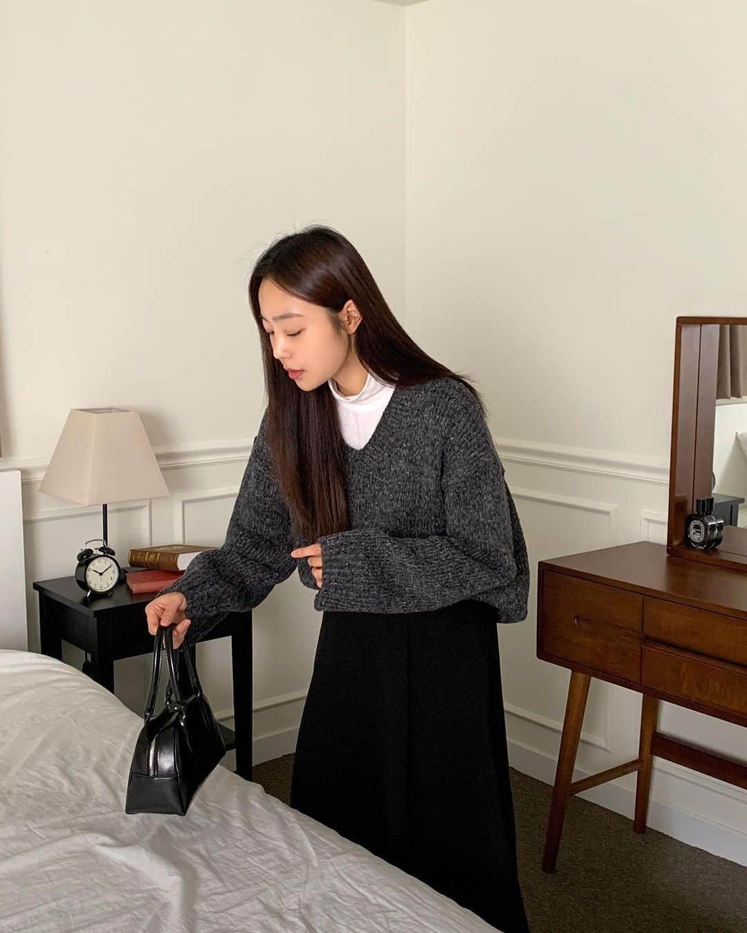 HOTPING公式アカウントさんのインスタグラム写真 - (HOTPING公式アカウントInstagram)「自撮りが映えまくる華奢見えニット✨❤️  厚手のニットはショルダーラインの位置、生地、ネックラインで 着太りするか、しないか分かれるので誰が着ても華奢見えするようにシルエットにこだわって製作しました！  ドロップショルダーで二の腕をしっかりカバーし1枚でもお洒落にキマるルーズなシルエット🥰 程よいVネックラインで首回りをすっきりさせ、TシャツやYシャツをレイヤードして着ても着崩れしないデザインです！ カラーはホットピンク、レッド、チャコール、バターの全4種類！  個人的にはポイントになるホットピンク、レッドカラーがオススメです🍓🍒  🏷オーバーフィットVネックベーシックニット 今なら新作20％OFFです✨  #ニット #ニットコーデ #オーバーサイズ #ルーズニット #カジュアルコーデ #リンクコーデ #おソロコーデ #年末 #年末コーデ #フェミニンコーデ #プチプラファッション #プチプラコーデ #体型カバー #韓国コーデ #韓国ファッション #韓国ブランド #韓国スタイル #fashion #code #ootd #outfit #daily #dailylook #いいね #hotping #좋아요」12月18日 16時08分 - hotping_japan