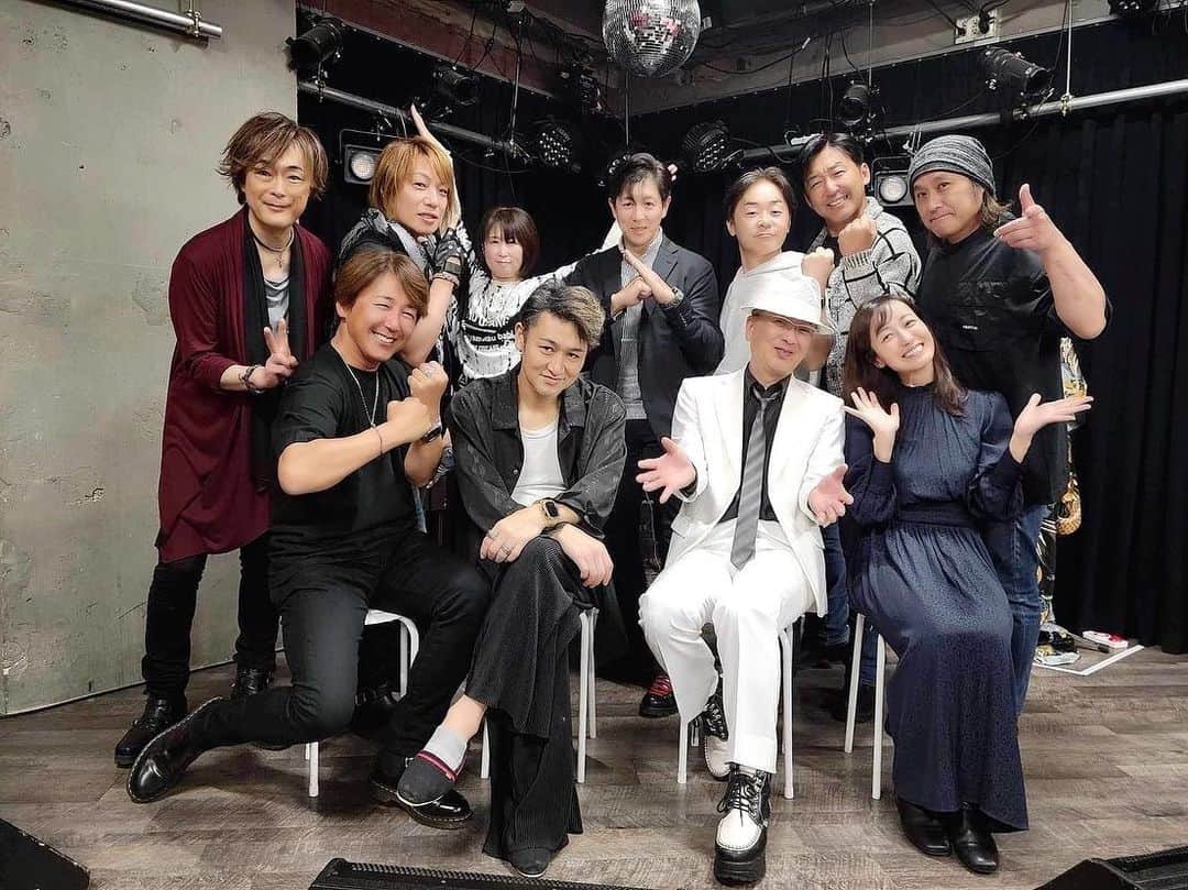 及川奈央のインスタグラム：「昨日は梅さんこと #NewJack拓郎 さんの59歳バースデーライブへ。舞姫ちゃん&お母様と♩ 終盤で急遽橋本巧さんとともにステージへ。シャンパンでお祝いしました。 豪華なゲストの皆様とともにとても温かい時間でした。 会場でお会い出来た皆様ありがとうございました。 梅さん、おめでとうございます！」