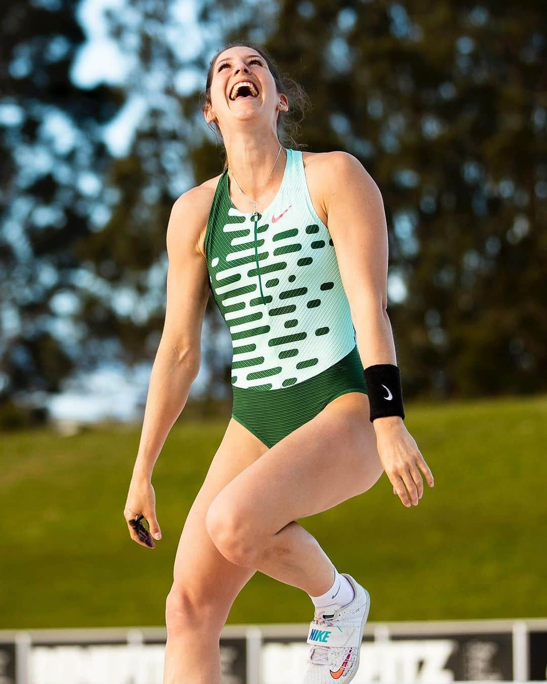 エリザ・マッカートニーのインスタグラム：「4.73m for a season opener and a nice 10 step pb at the Daikin Night of 5s on Saturday. Such a nice way to end a big year back competing ☺️   @alishalovrich nailing the photos as usual 🙌🏼  #teampacer #polevault #nike #olympics」