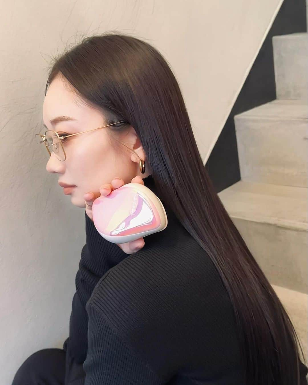 TOMOKAさんのインスタグラム写真 - (TOMOKAInstagram)「@tangle_teezer_japan タングルティーザーは梳かし心地が良く以前からブラックを使っていて、カラーバリエーションも豊富！ 今回はピンクを🪷 髪をしっかり梳かせるけど髪を傷めないように設計されたヘアブラシです。　  LIPSベストコスメ2023 殿堂入りをしていて 納得の使い心地✨  価格的にも買いやすいのでプレゼントにも◎  特許取得済みブラシ(長短二段構造ブラシ）が 長い歯は髪の絡まりをほどいて 短い歯は髪を整えてくれます。 これで梳かすとサラサラが長く持つしブラシが丸見えにならない状態で持ち歩けるのもキレイで好き♡  #PR #TANGLETEEZER #タングルティーザー #ヘアブラシ #サラサラ髪 #ヘアケア #ヘアケア商品」12月18日 17時13分 - ______839048