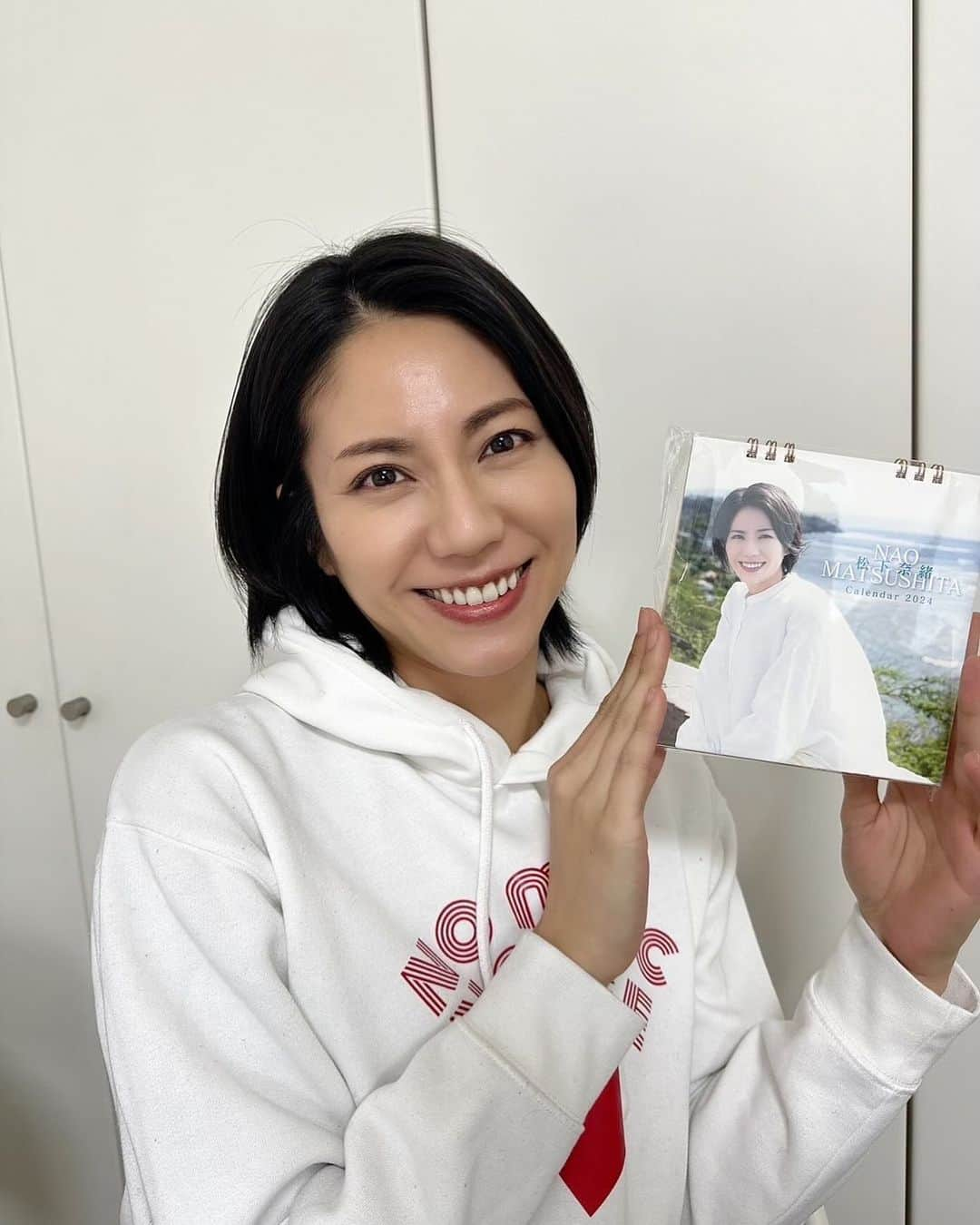 松下奈緒のインスタグラム：「皆さんこんばんは！  お気付きですか？？　ww  2024年松下奈緒カレンダーが発売中です！！  直筆メッセージ付きです。  卓上タイプなのでデスクにも飾れるよん😊  是非！！お手に取って頂けると嬉しいです😃 来年も共に過ごしましょー🐲  松下奈緒オフィシャルサイト、オンラインストアへ！！  #松下奈緒 #2024カレンダー」