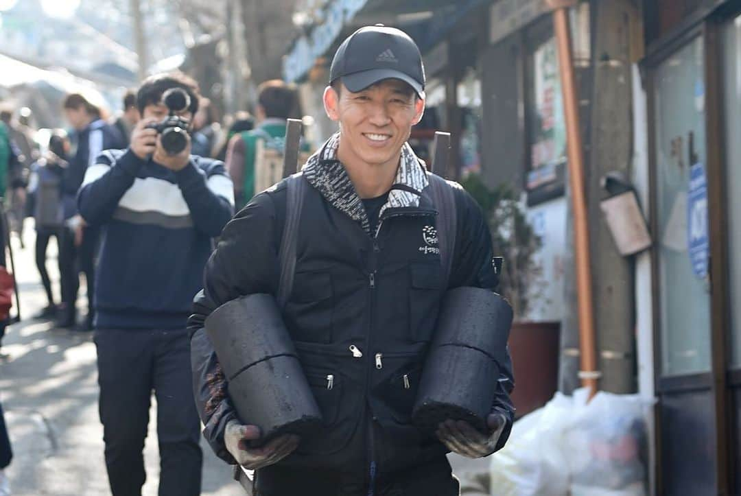 ジヌションのインスタグラム：「🖤 추운겨울 연탄이 필요하신 분들을 워해서 달려보겠습니다. 12월19일 새벽 영하8도 예상의 추운겨울날, 트랙 100바퀴 400m X 100 = 40000m  40km 도전합니다 성공하면 1바퀴당 10만원,총 1천만원을 연탄은행에 기부합니다 올해 연탄 모금이 잘 안되고 있다고 들었습니다. 제가 1천만원, 그리고 여러분의 마음들이 모여서 1천만원, 우리가 함께 2천만원을 연탄은행에 기부해보면 어떨까요? 12월25일까지 마음을 모아 보겠습니다. 우리의 마음이 연탄이 필요하신 어르신들에게 따뜻함으로 전해지길 바래봅니다.  신한은행 110-229-447542 예금주:RO SEAN KIM  #대한민국온도1도올리기 #연탄봉사  #한장으로300만장의적 #연탄은행」